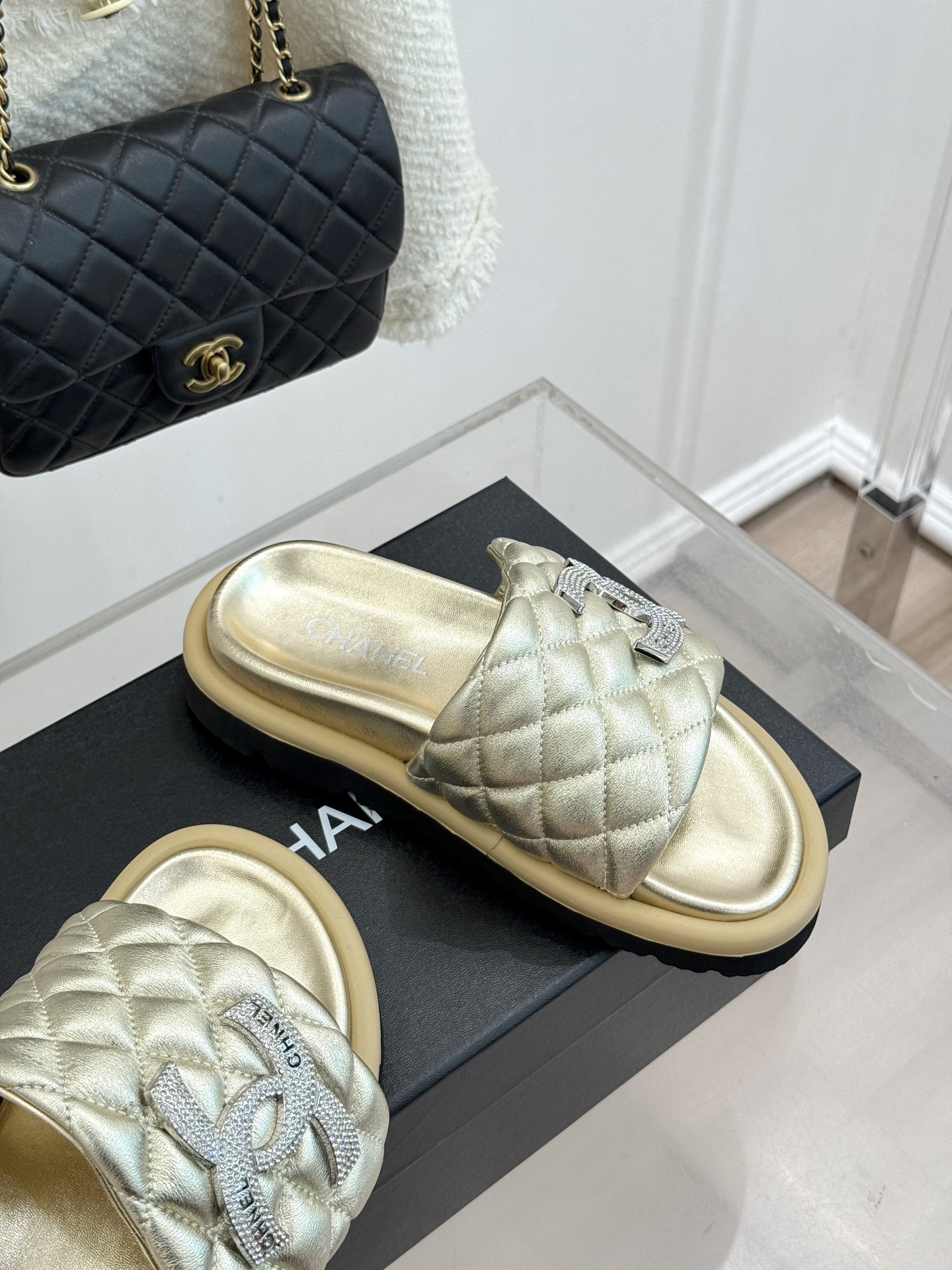 CHANE* ｜小香经典双C水钻魔术贴菱格面包厚底懒人拖鞋懒人必备👏穿了会上瘾的拖鞋巨软巨舒服 让你摆脱