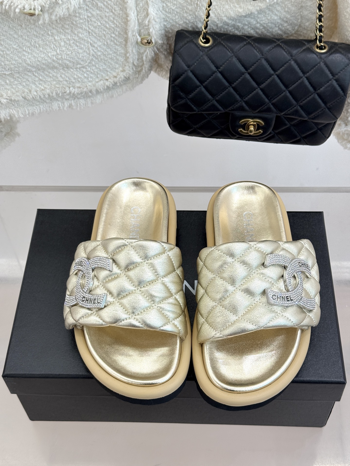 CHANE* ｜小香经典双C水钻魔术贴菱格面包厚底懒人拖鞋懒人必备👏穿了会上瘾的拖鞋巨软巨舒服 让你摆脱