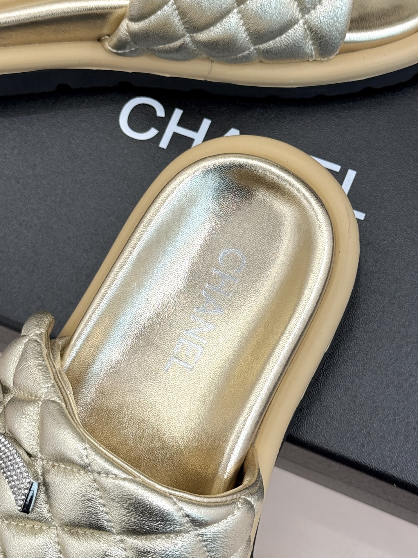 CHANE* ｜小香经典双C水钻魔术贴菱格面包厚底懒人拖鞋懒人必备👏穿了会上瘾的拖鞋巨软巨舒服 让你摆脱