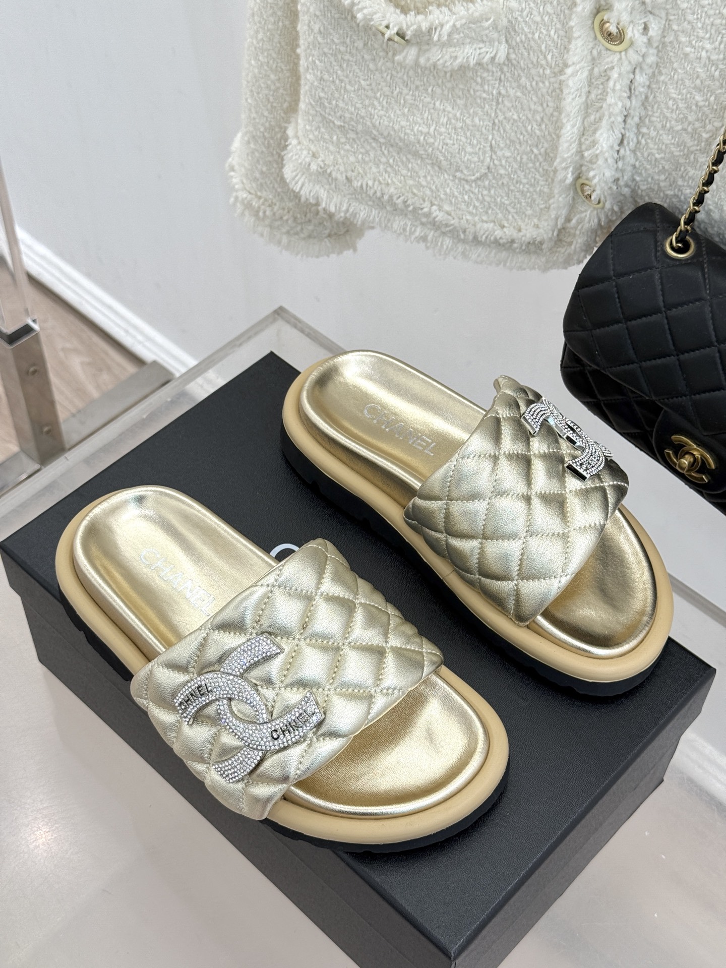 CHANE* ｜小香经典双C水钻魔术贴菱格面包厚底懒人拖鞋懒人必备👏穿了会上瘾的拖鞋巨软巨舒服 让你摆脱