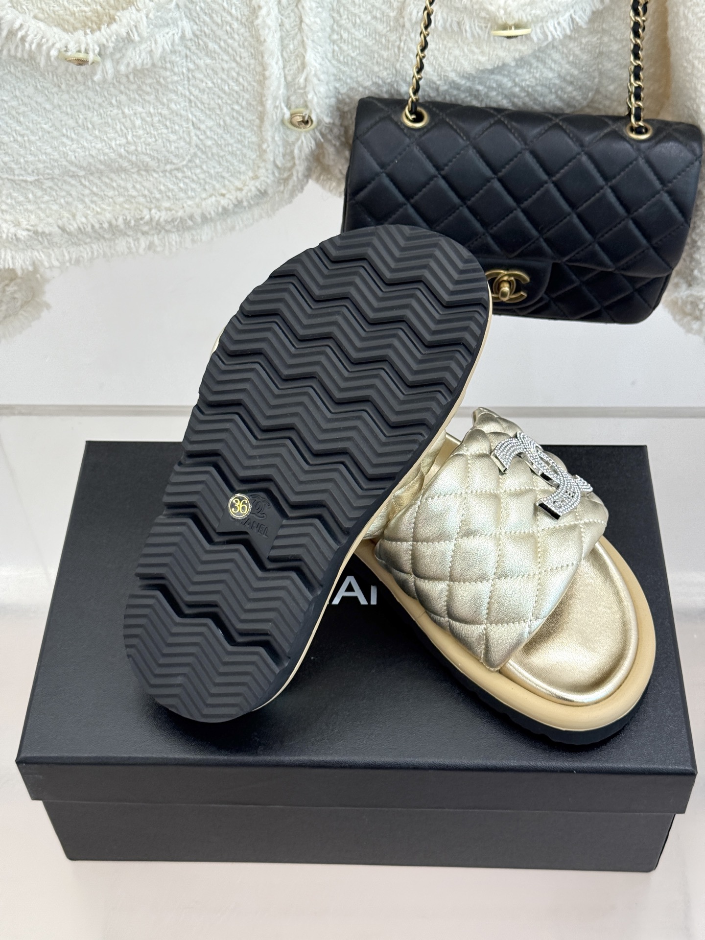 CHANE* ｜小香经典双C水钻魔术贴菱格面包厚底懒人拖鞋懒人必备👏穿了会上瘾的拖鞋巨软巨舒服 让你摆脱