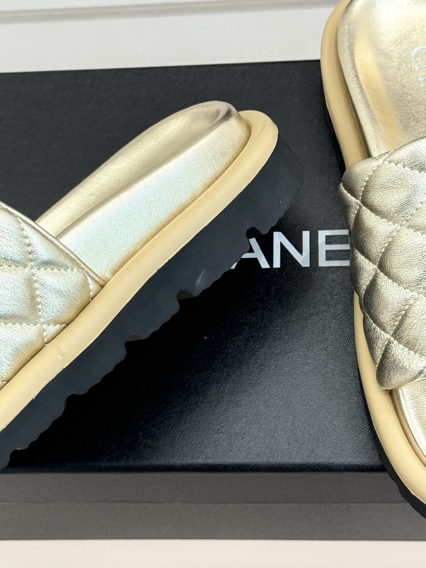 CHANE* ｜小香经典双C水钻魔术贴菱格面包厚底懒人拖鞋懒人必备👏穿了会上瘾的拖鞋巨软巨舒服 让你摆脱