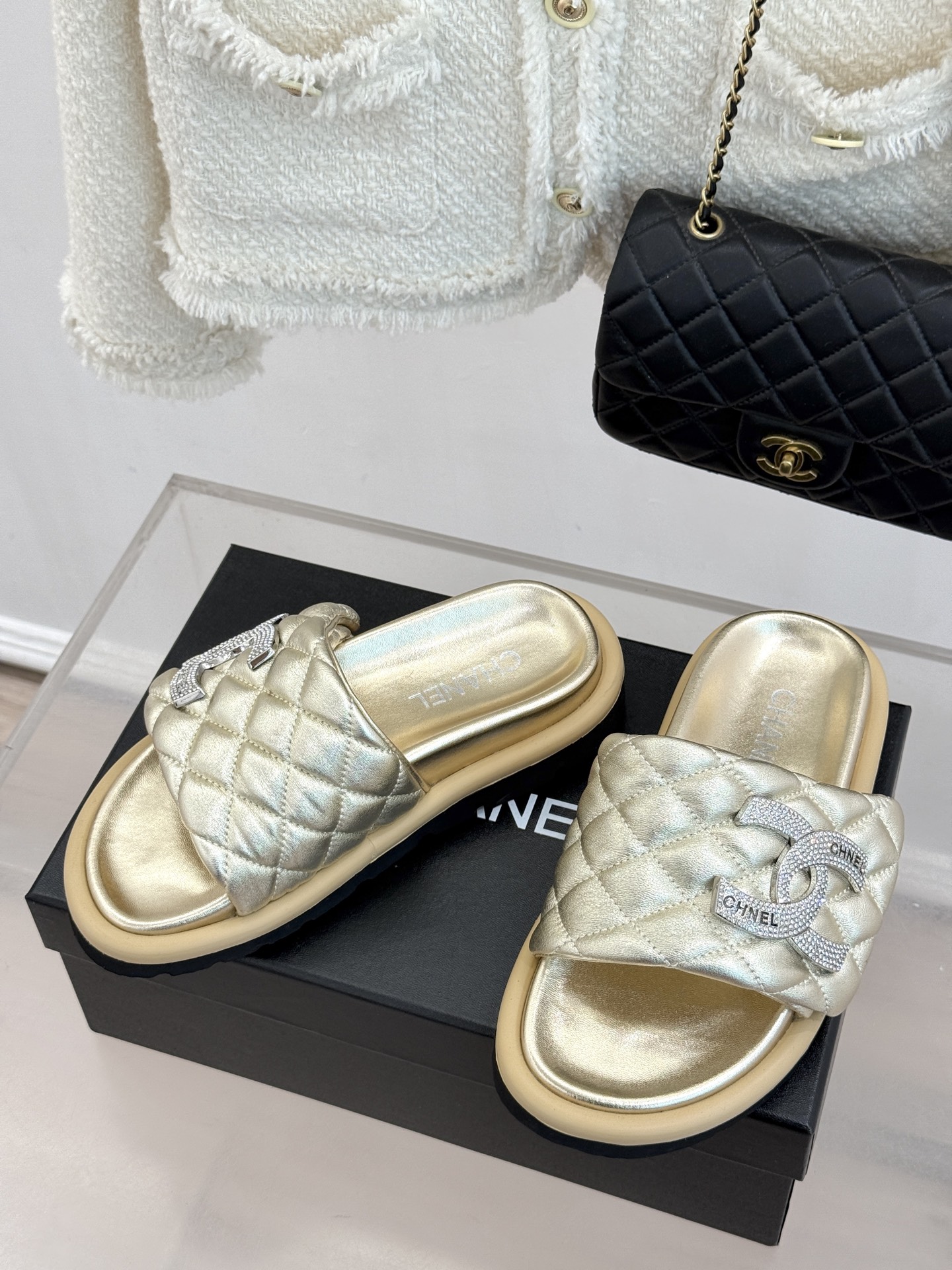 CHANE* ｜小香经典双C水钻魔术贴菱格面包厚底懒人拖鞋懒人必备👏穿了会上瘾的拖鞋巨软巨舒服 让你摆脱