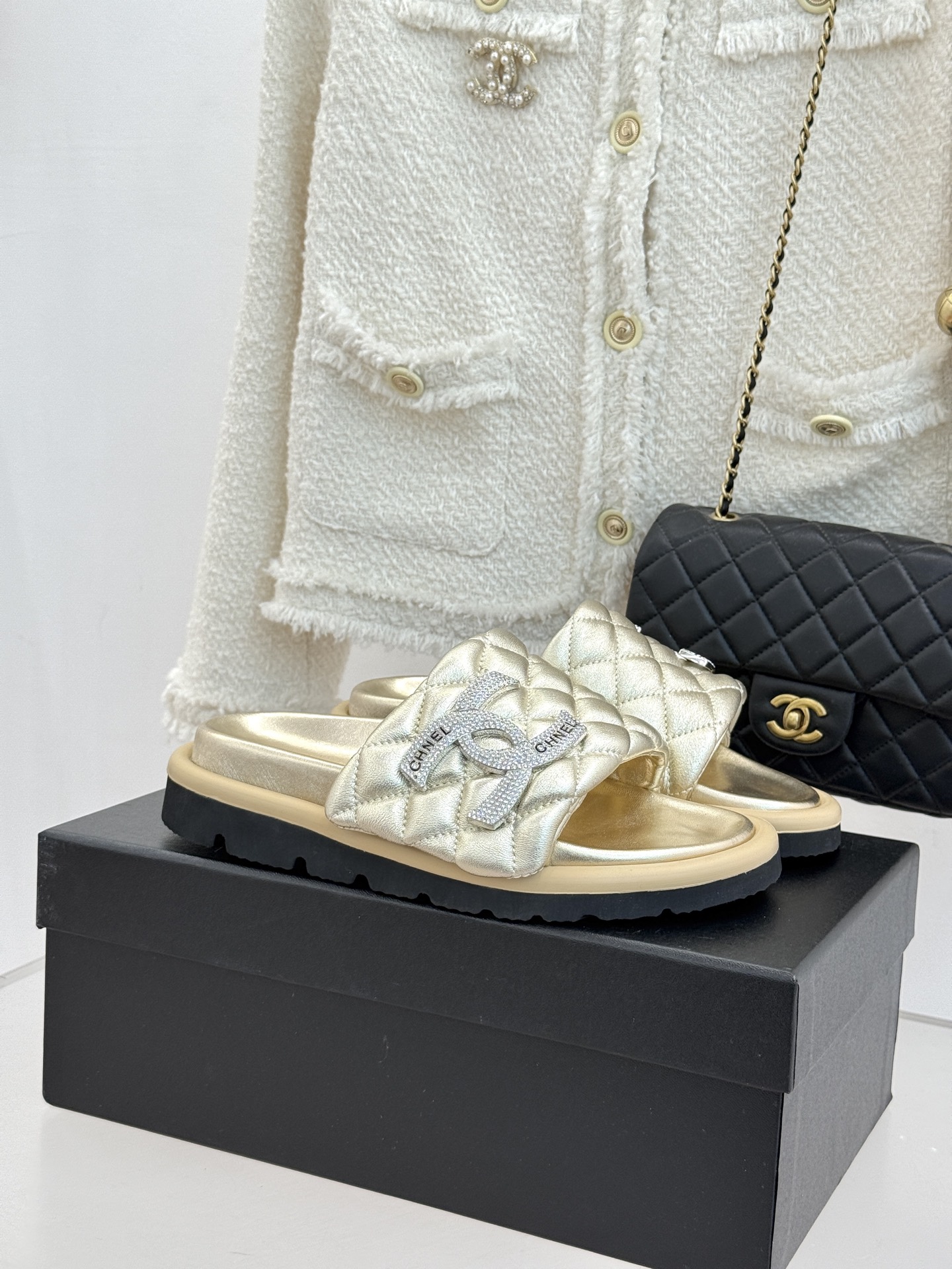 CHANE* ｜小香经典双C水钻魔术贴菱格面包厚底懒人拖鞋懒人必备👏穿了会上瘾的拖鞋巨软巨舒服 让你摆脱