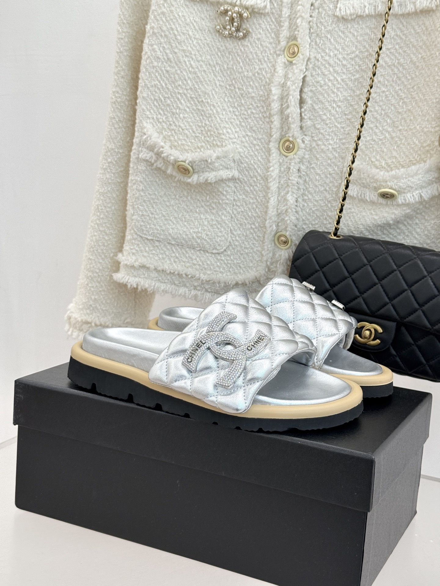 CHANE* ｜小香经典双C水钻魔术贴菱格面包厚底懒人拖鞋懒人必备👏穿了会上瘾的拖鞋巨软巨舒服 让你摆脱