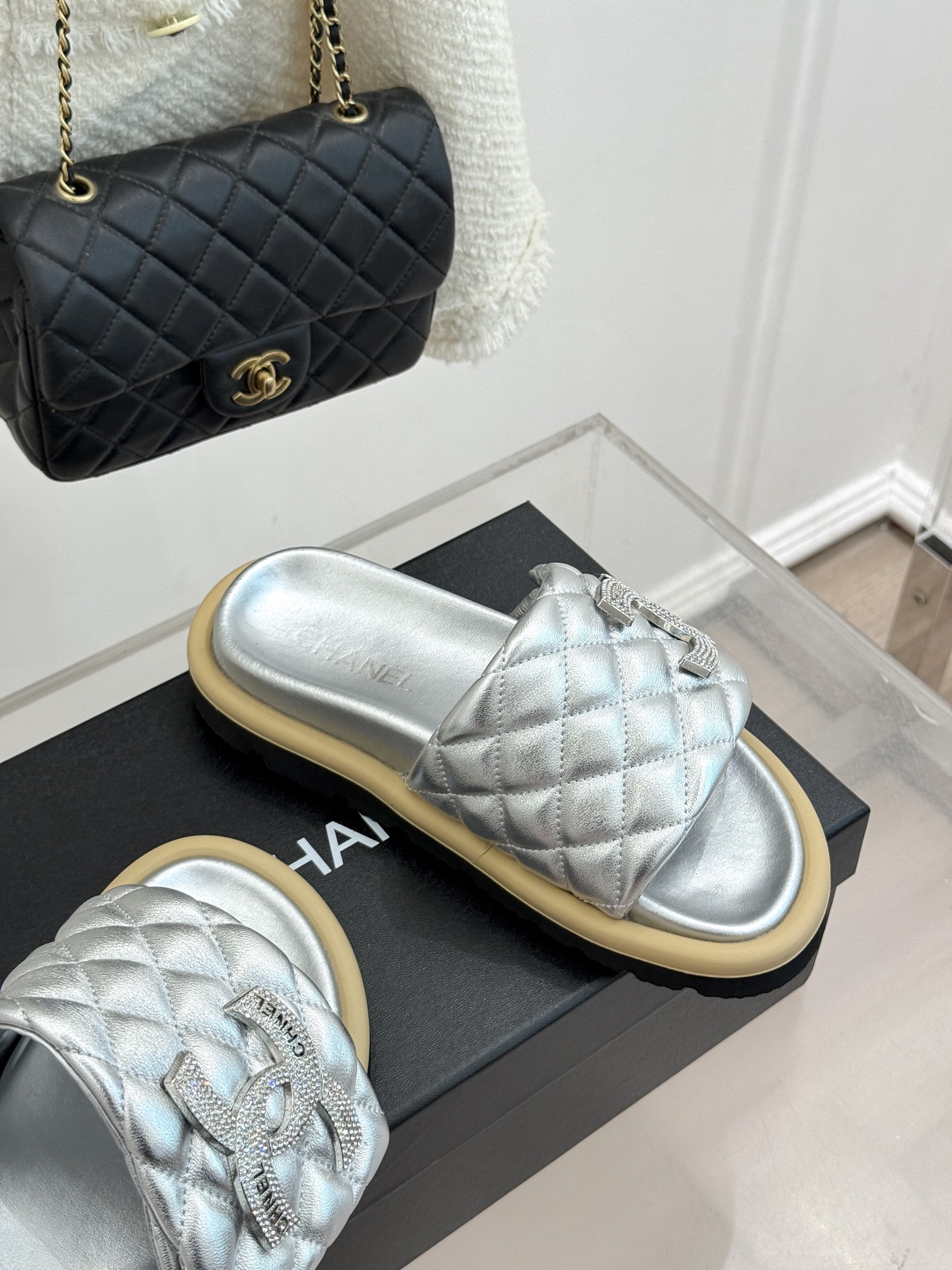 CHANE* ｜小香经典双C水钻魔术贴菱格面包厚底懒人拖鞋懒人必备👏穿了会上瘾的拖鞋巨软巨舒服 让你摆脱