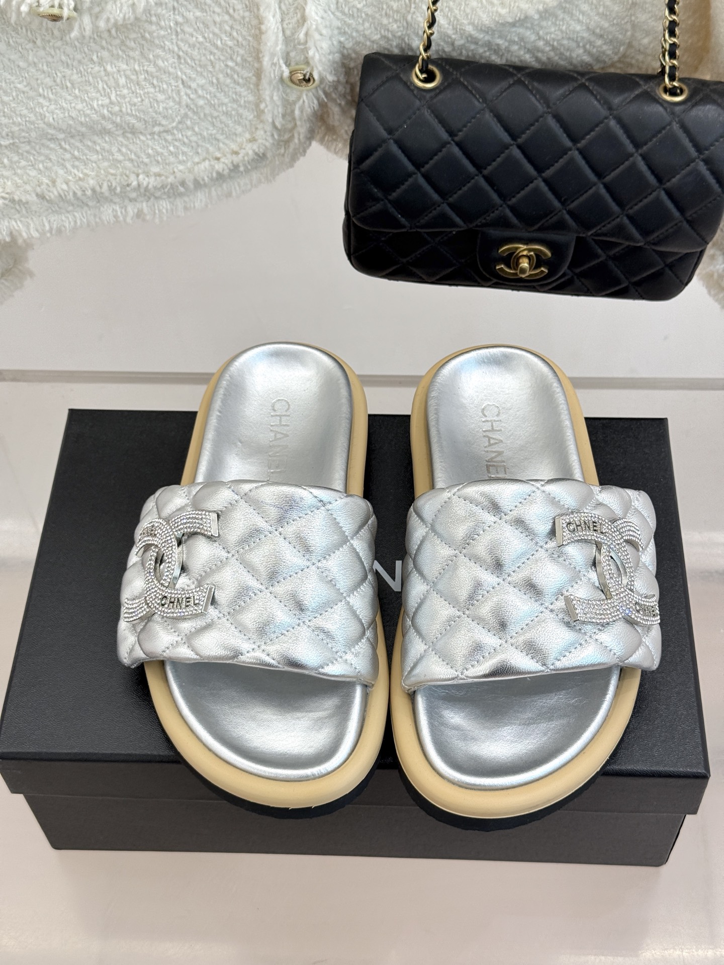 CHANE* ｜小香经典双C水钻魔术贴菱格面包厚底懒人拖鞋懒人必备👏穿了会上瘾的拖鞋巨软巨舒服 让你摆脱