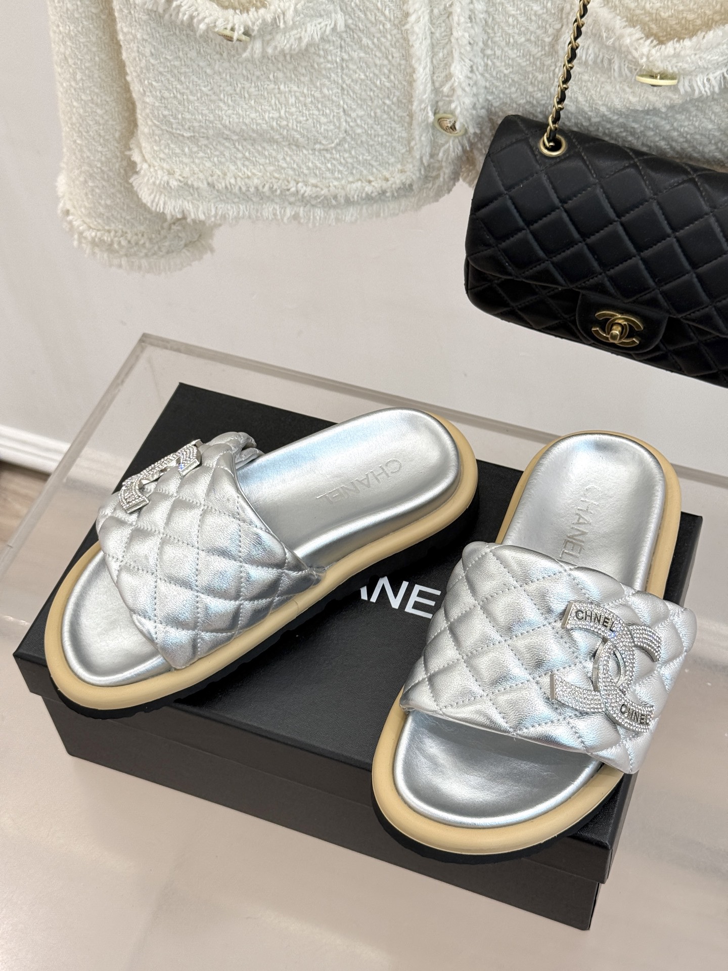 CHANE* ｜小香经典双C水钻魔术贴菱格面包厚底懒人拖鞋懒人必备👏穿了会上瘾的拖鞋巨软巨舒服 让你摆脱