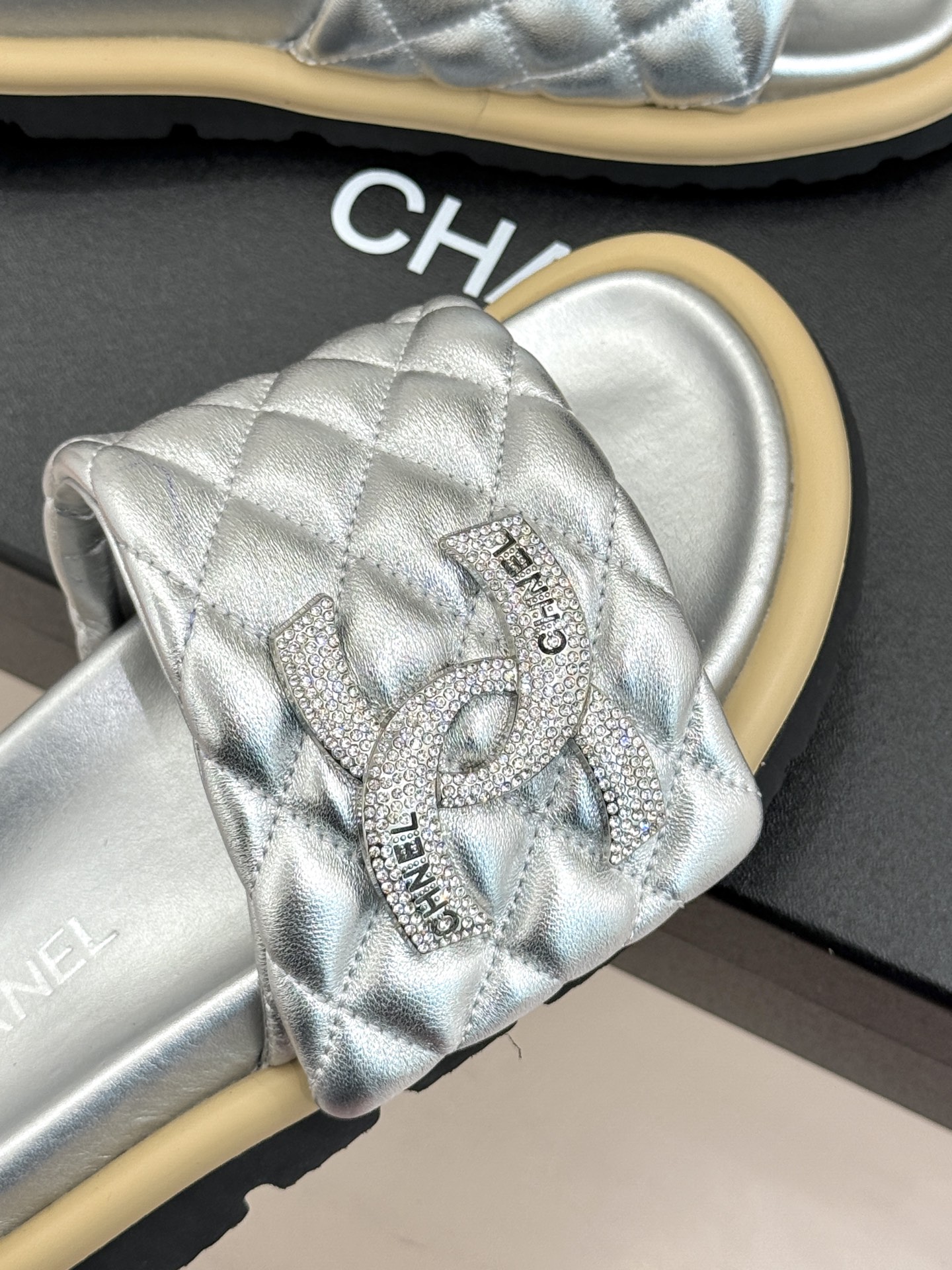 CHANE* ｜小香经典双C水钻魔术贴菱格面包厚底懒人拖鞋懒人必备👏穿了会上瘾的拖鞋巨软巨舒服 让你摆脱