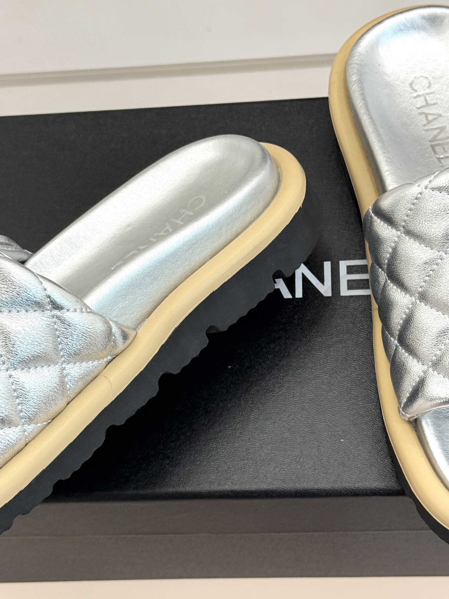 CHANE* ｜小香经典双C水钻魔术贴菱格面包厚底懒人拖鞋懒人必备👏穿了会上瘾的拖鞋巨软巨舒服 让你摆脱