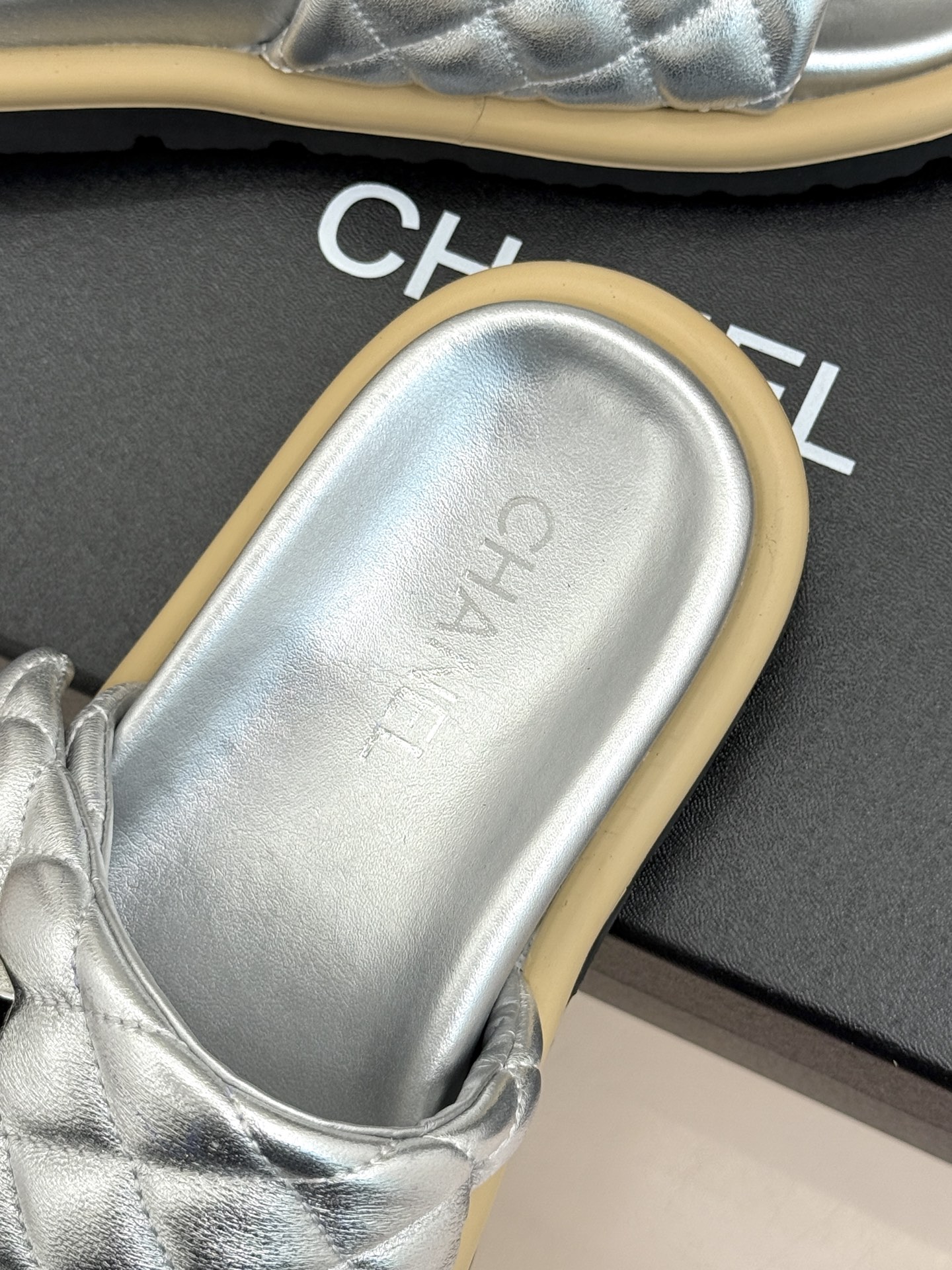 CHANE* ｜小香经典双C水钻魔术贴菱格面包厚底懒人拖鞋懒人必备👏穿了会上瘾的拖鞋巨软巨舒服 让你摆脱