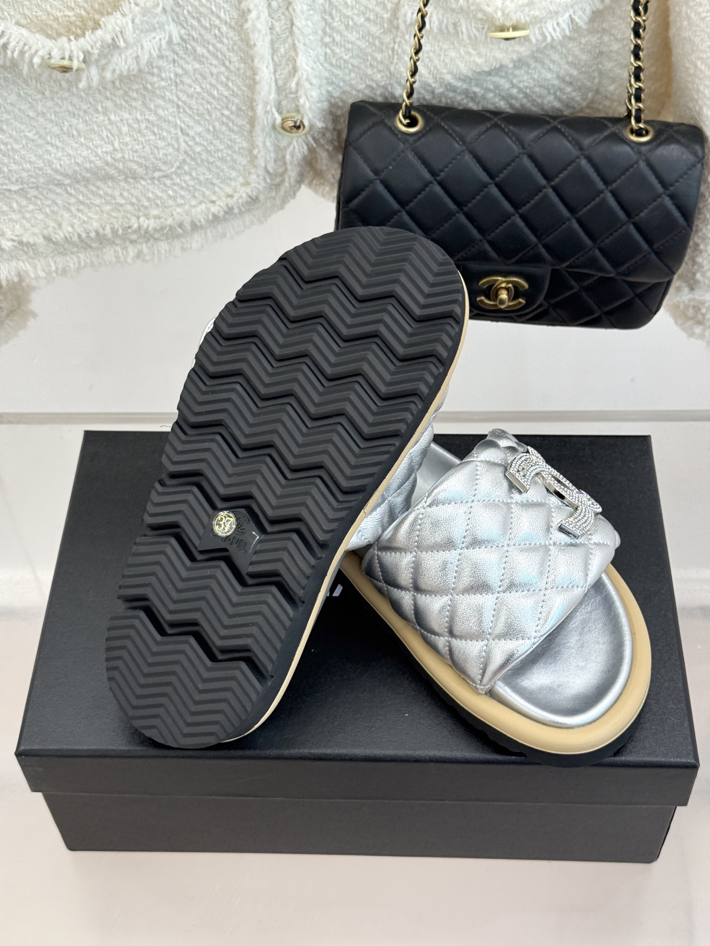 CHANE* ｜小香经典双C水钻魔术贴菱格面包厚底懒人拖鞋懒人必备👏穿了会上瘾的拖鞋巨软巨舒服 让你摆脱