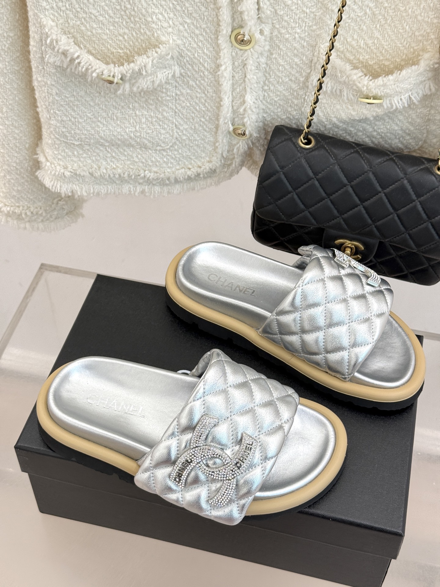 CHANE* ｜小香经典双C水钻魔术贴菱格面包厚底懒人拖鞋懒人必备👏穿了会上瘾的拖鞋巨软巨舒服 让你摆脱