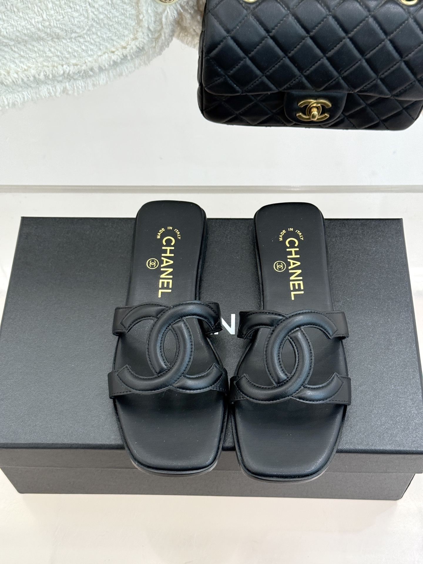 CHANE* ｜小香26S大双C镂空平底拖鞋以极简轮廓重启法式优雅。标志性大双C镂空设计 利落通透光影下