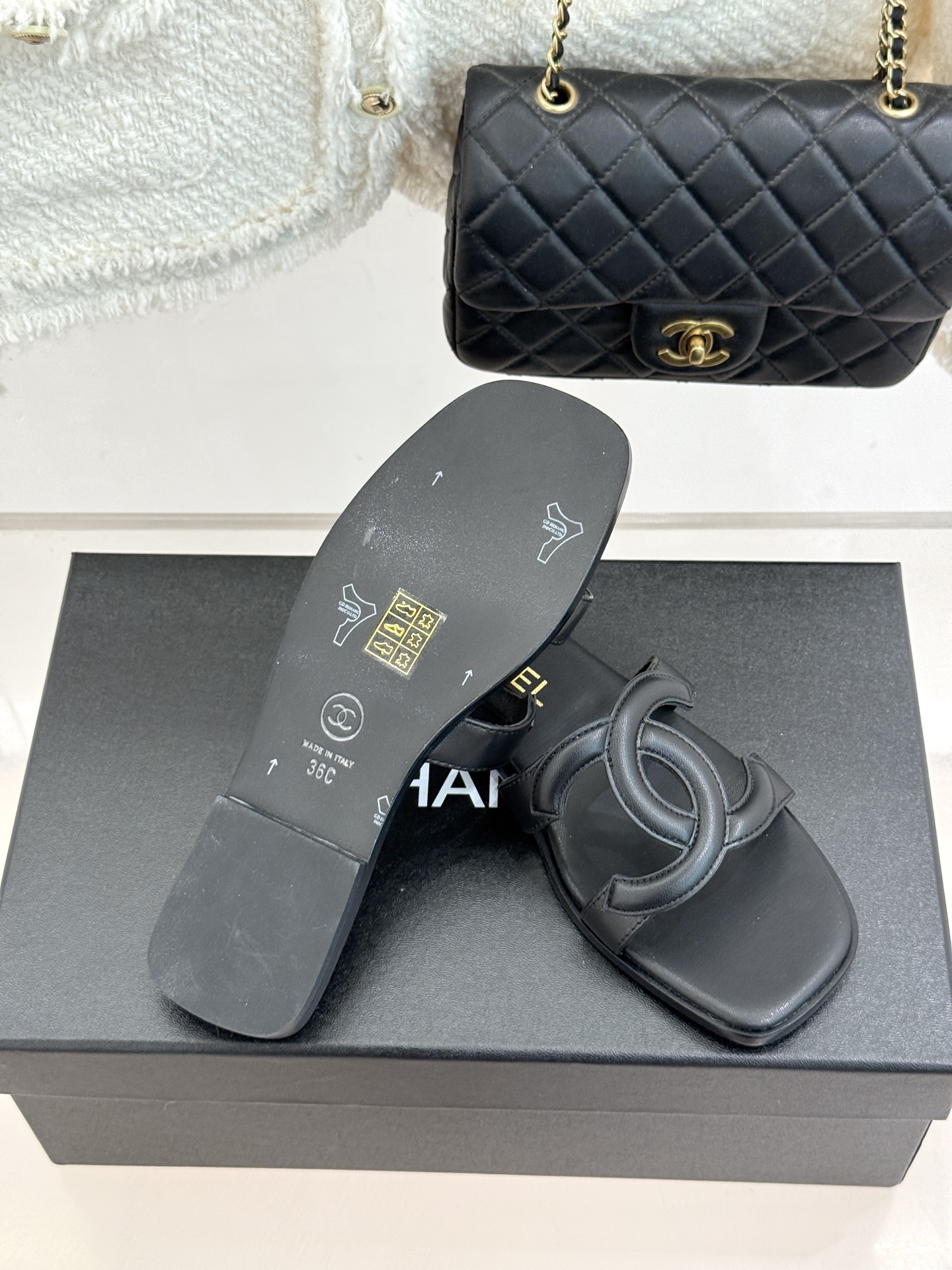 CHANE* ｜小香26S大双C镂空平底拖鞋以极简轮廓重启法式优雅。标志性大双C镂空设计 利落通透光影下