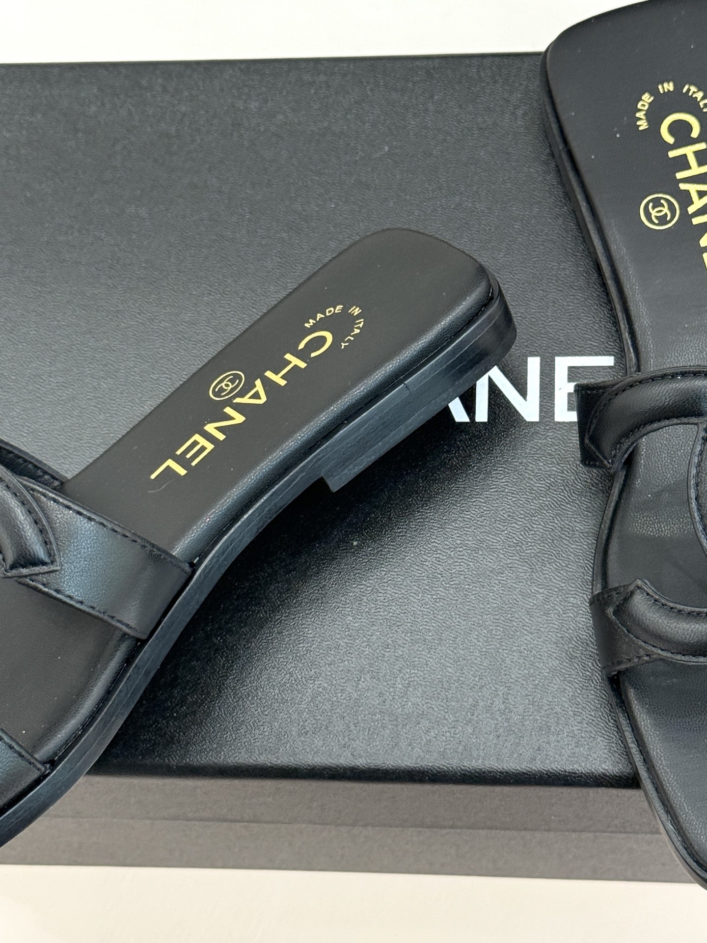 CHANE* ｜小香26S大双C镂空平底拖鞋以极简轮廓重启法式优雅。标志性大双C镂空设计 利落通透光影下