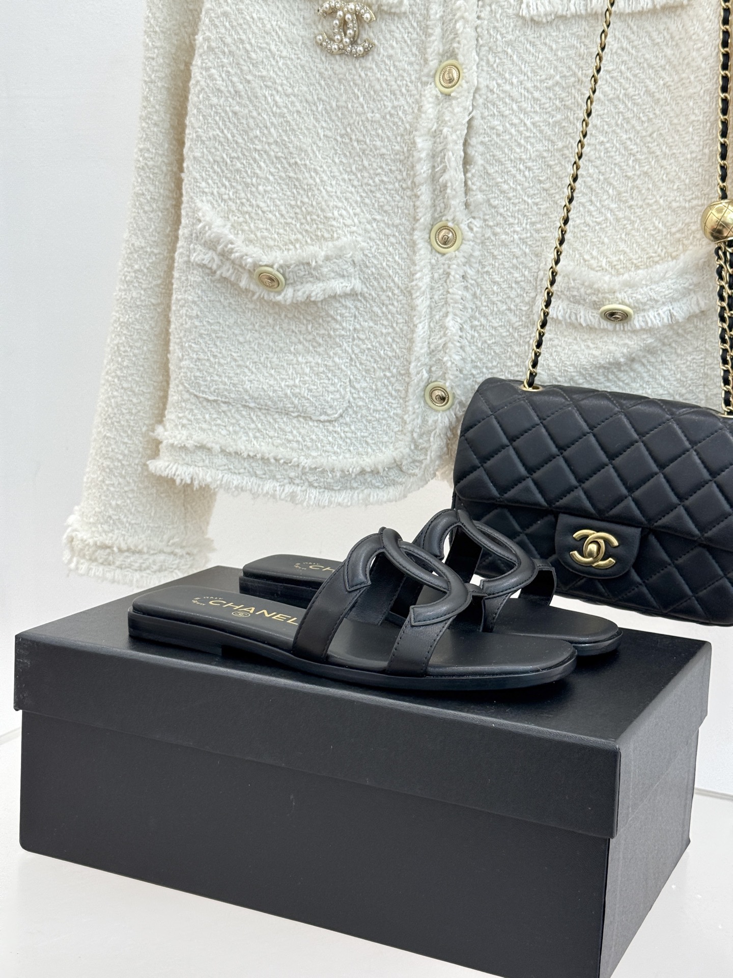 NO:751176,CHANE* | Xiaoxiang 26S large double C hollow flat slippers restart French elegance with a minimalist silhouette. The iconic large double C hollow design is neat and transparent, showing high-end texture under the light and shadow. It locks the essence of the brand at a glance. Made of fine leather, soft and fit the foot. The flat bottom combines comfort and aura. No burden for daily travel. Clean lines modify the foot shape. The skin-exposing design is light and long, and can easily fit in skirts.  Pants and vacation style. Not deliberately flamboyant, but with a noble aura. Integrate Chanel's elegant style into every step. 26S limited aesthetic, low-key elegance, is a timeless and exquisite footnote in the wardrobe. The fabric is made of original customized materials. The inner toes are all sheepskin. Italian imported leather outsole size 35-39 (customized 40/41)  No. 83920260311, slippers, chanel, chanel, slippers, skirts, sheepskin, Leather soles19860909CHANE* ｜小香26S大双C镂空 平底拖鞋 以极简轮廓重启法式优雅. 标志性大双C镂空设计 利落通透 光影下尽显高级质感 一眼锁定品牌精髓. 精选细腻皮革打造 柔软贴合脚面 平底兼顾舒适与气场 日常出行无负担. 利落线条修饰脚型 露肤设计轻盈显腿长 轻松适配裙装 裤装与度假造型. 不刻意张扬 却自带矜贵气场 将香奈儿的优雅格调融入每一步. 26S限定美学,低调奢雅 是衣橱里永不过时的精致注脚. 面料采用原版定制材质 内里踮脚均为羊皮 意大利进口真皮大底 size35-39（40/41定制） 编号83920260311,拖鞋,chanel,chanel,slippers,skirts,sheepskin,Leather soles,Women's Shoes