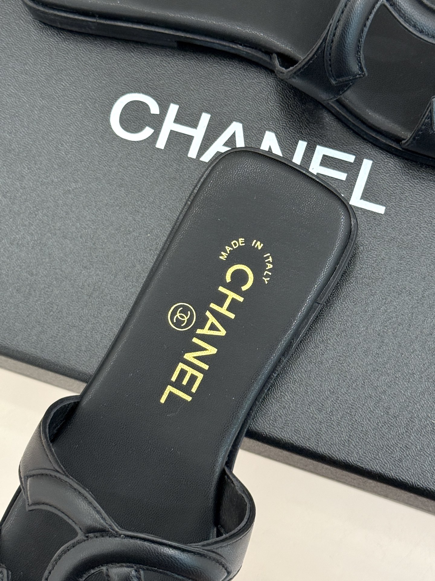 CHANE* ｜小香26S大双C镂空平底拖鞋以极简轮廓重启法式优雅。标志性大双C镂空设计 利落通透光影下