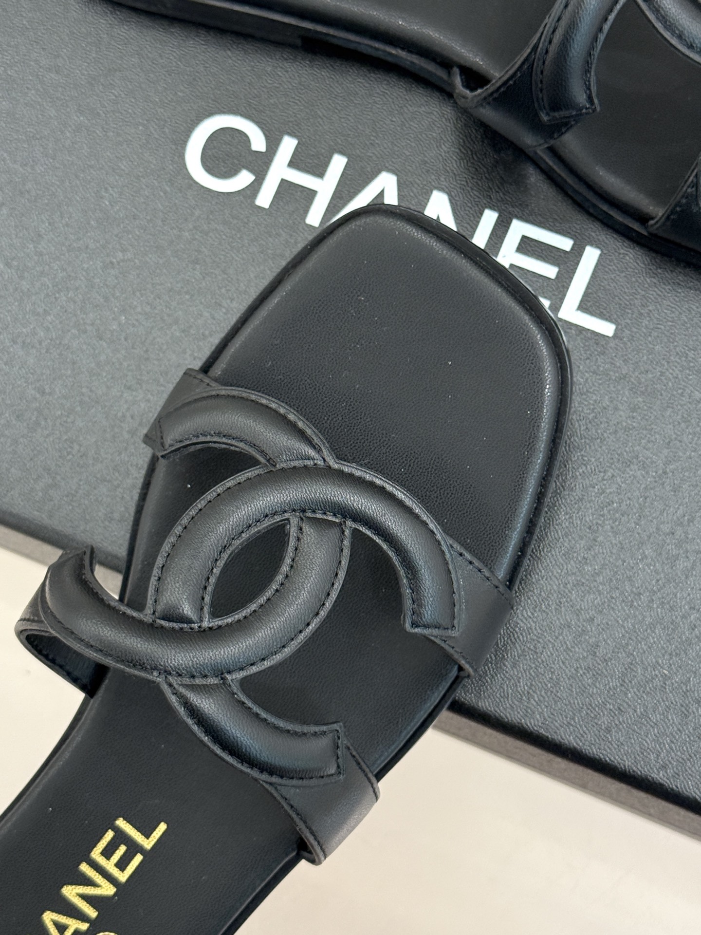 CHANE* ｜小香26S大双C镂空平底拖鞋以极简轮廓重启法式优雅。标志性大双C镂空设计 利落通透光影下