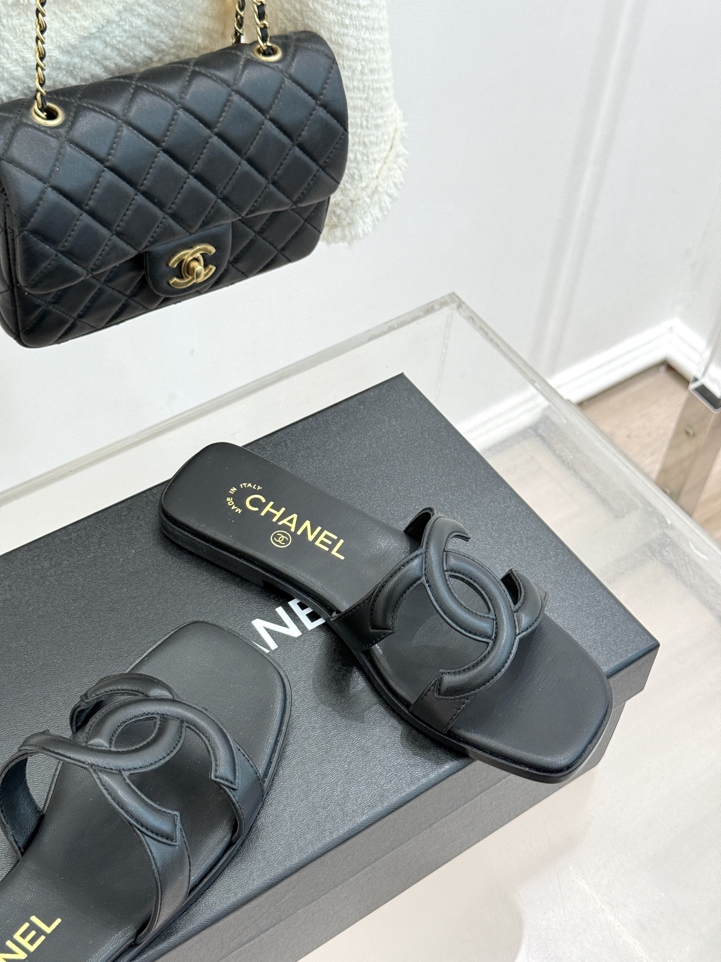 CHANE* ｜小香26S大双C镂空平底拖鞋以极简轮廓重启法式优雅。标志性大双C镂空设计 利落通透光影下