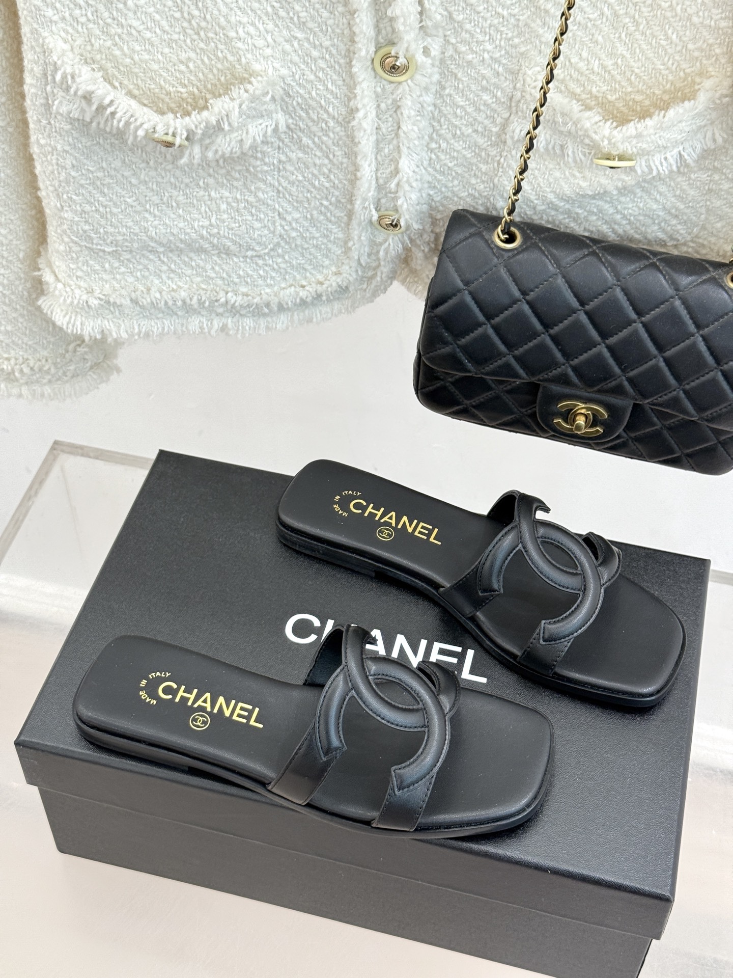 CHANE* ｜小香26S大双C镂空平底拖鞋以极简轮廓重启法式优雅。标志性大双C镂空设计 利落通透光影下