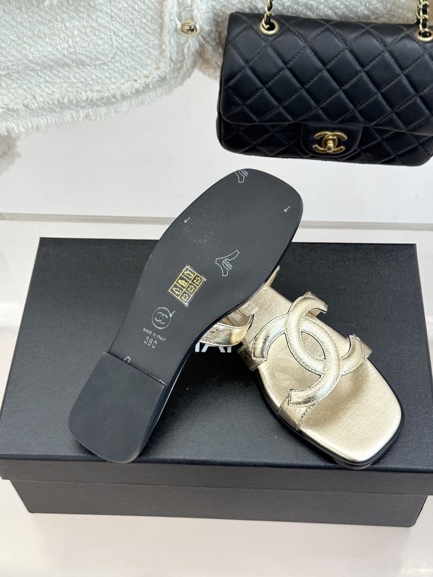 CHANE* ｜小香26S大双C镂空平底拖鞋以极简轮廓重启法式优雅。标志性大双C镂空设计 利落通透光影下