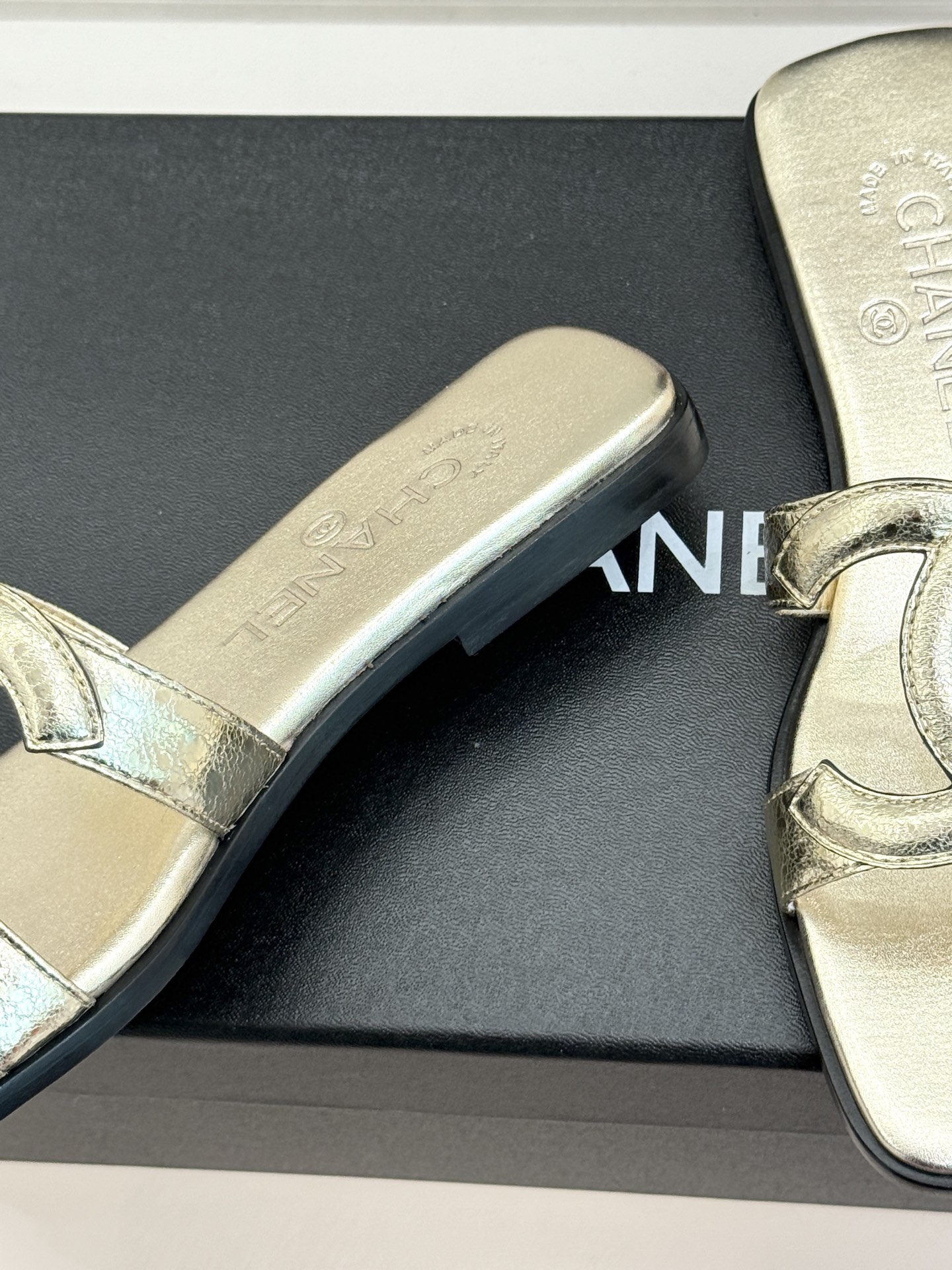 CHANE* ｜小香26S大双C镂空平底拖鞋以极简轮廓重启法式优雅。标志性大双C镂空设计 利落通透光影下