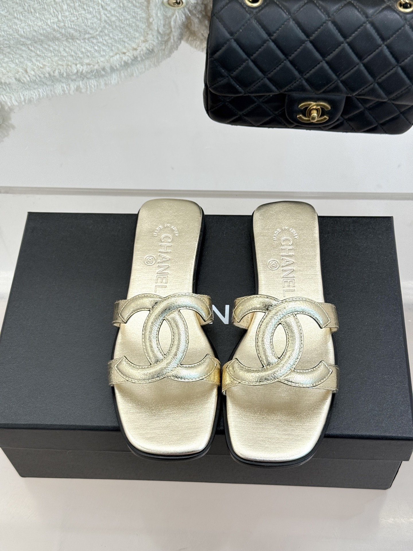 CHANE* ｜小香26S大双C镂空平底拖鞋以极简轮廓重启法式优雅。标志性大双C镂空设计 利落通透光影下