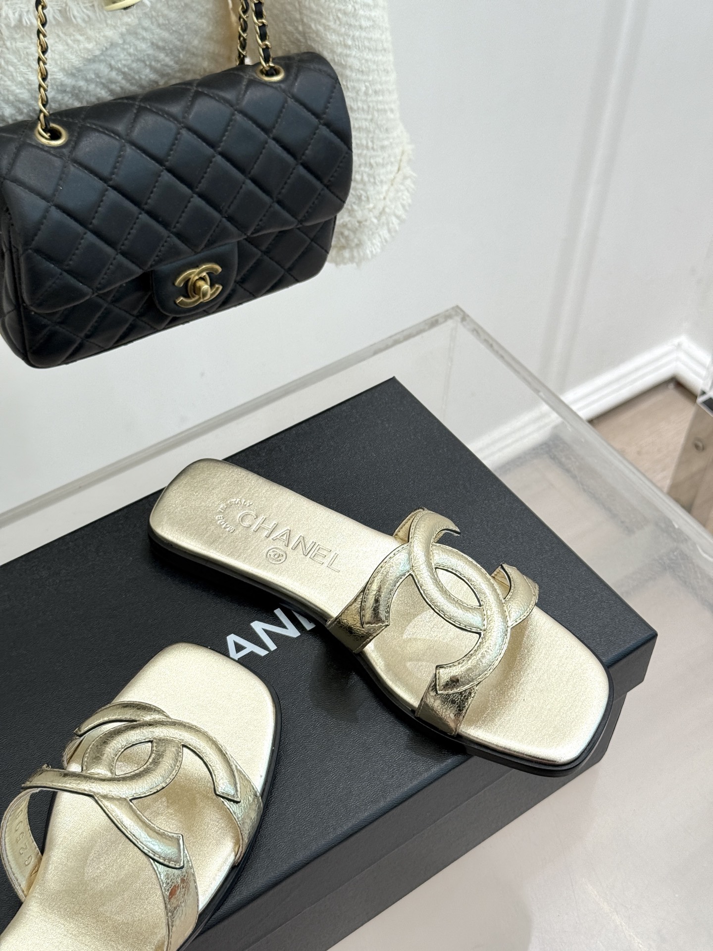 CHANE* ｜小香26S大双C镂空平底拖鞋以极简轮廓重启法式优雅。标志性大双C镂空设计 利落通透光影下