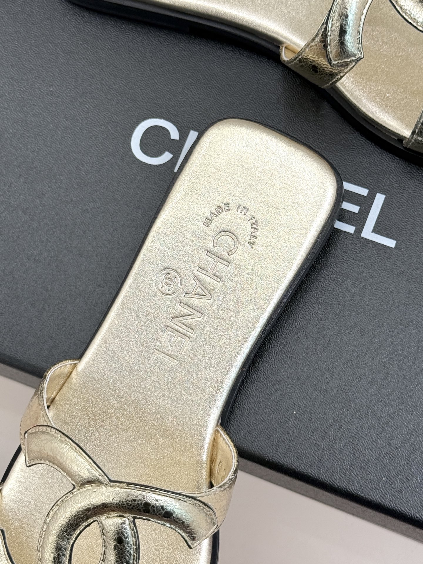 CHANE* ｜小香26S大双C镂空平底拖鞋以极简轮廓重启法式优雅。标志性大双C镂空设计 利落通透光影下