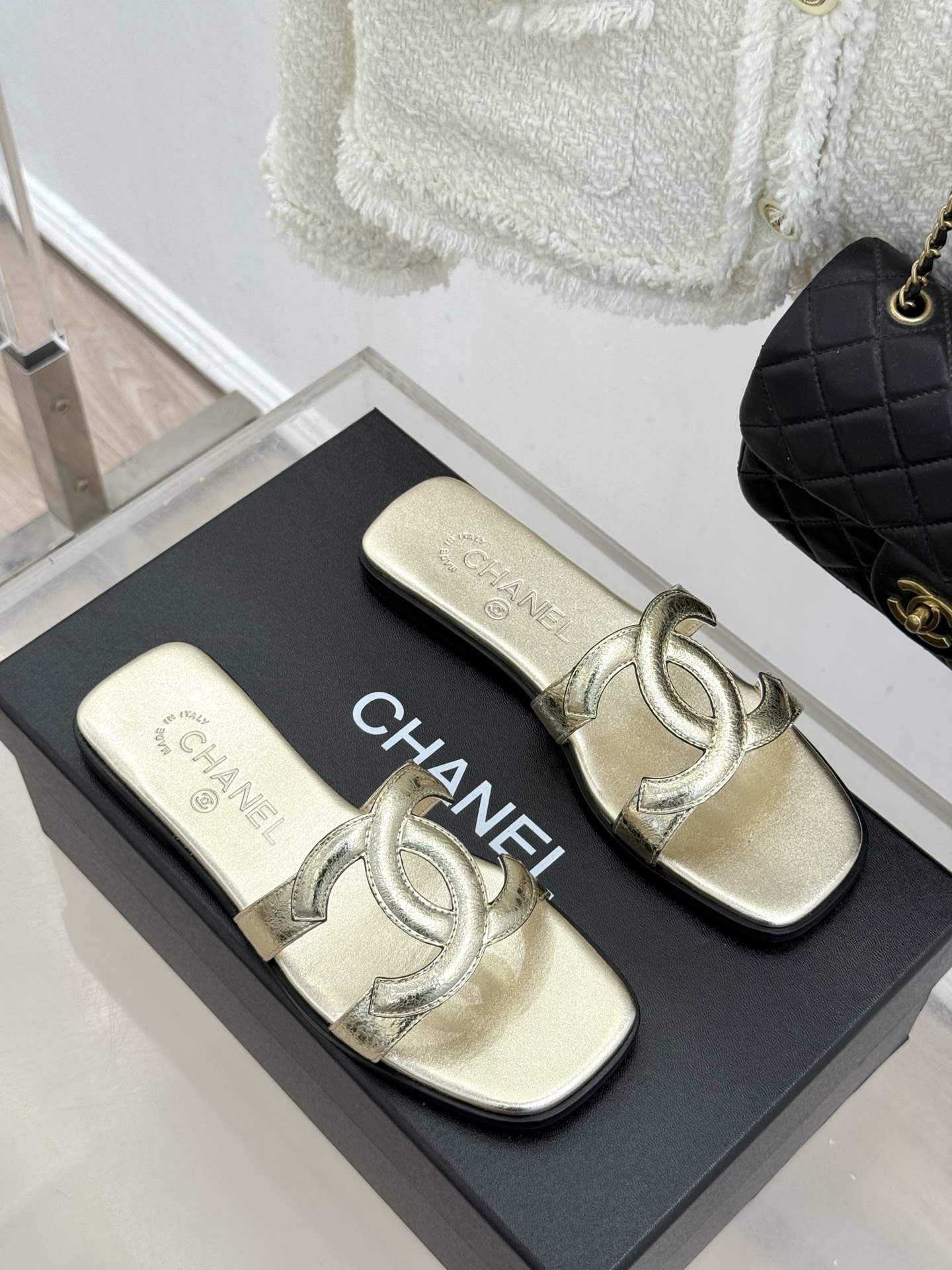 CHANE* ｜小香26S大双C镂空平底拖鞋以极简轮廓重启法式优雅。标志性大双C镂空设计 利落通透光影下