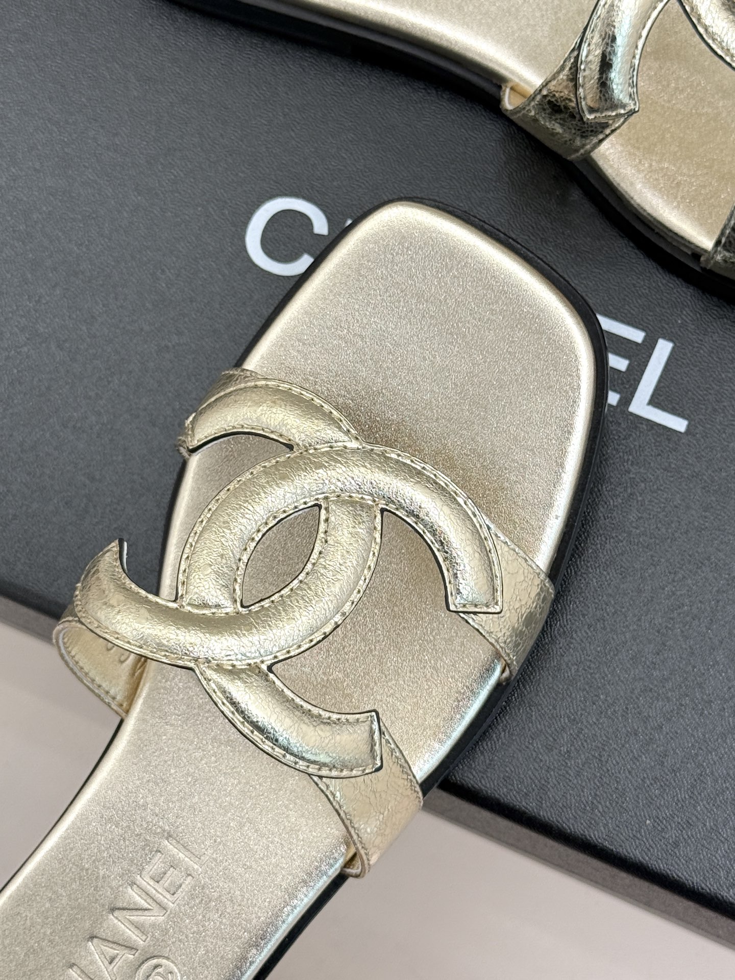 CHANE* ｜小香26S大双C镂空平底拖鞋以极简轮廓重启法式优雅。标志性大双C镂空设计 利落通透光影下