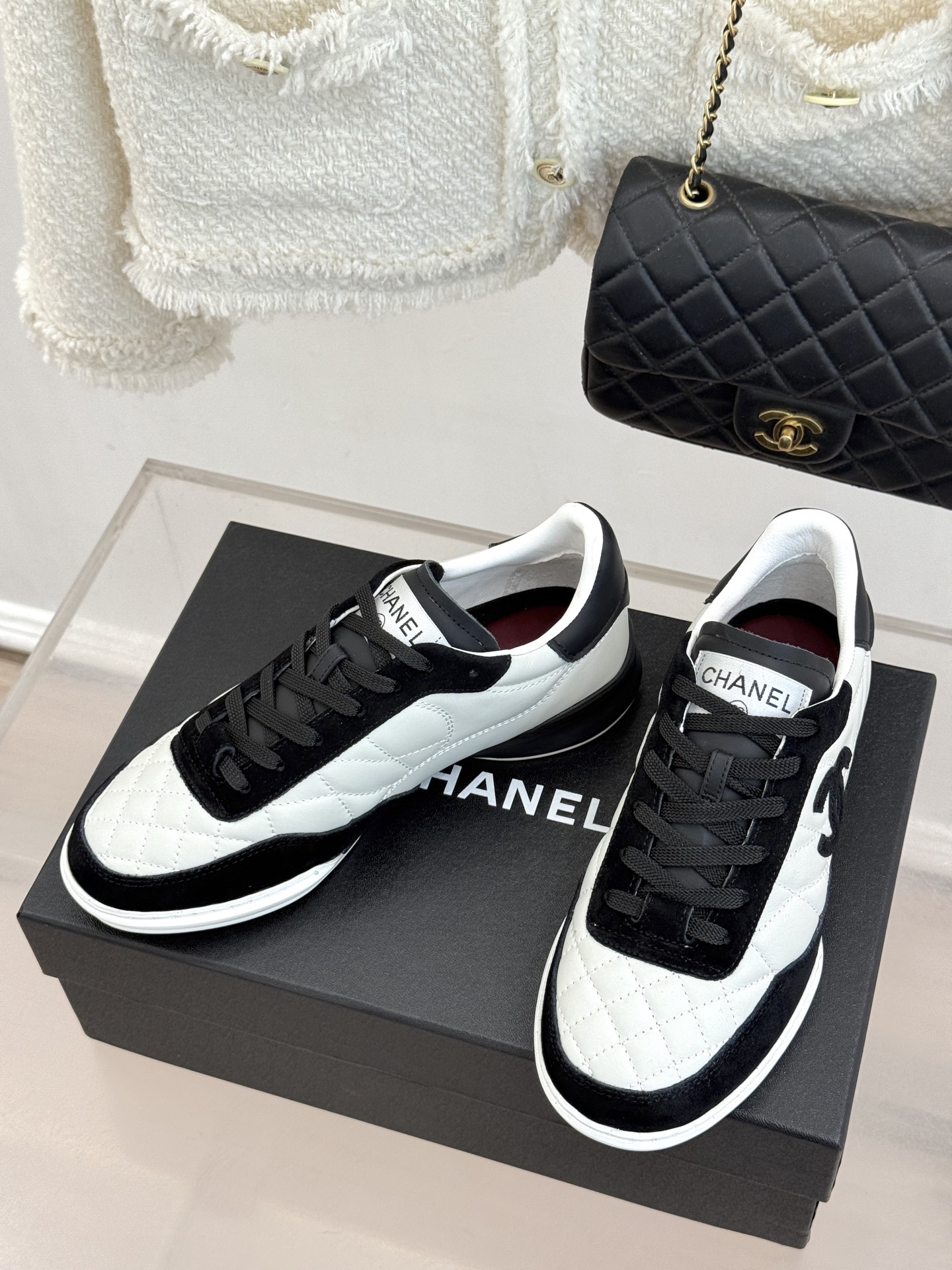 CHANE*｜小香26S双C菱格德训鞋运动鞋将经典菱格与复古德训鞋型完美相融。甄选细腻皮革与麂皮拼接 质