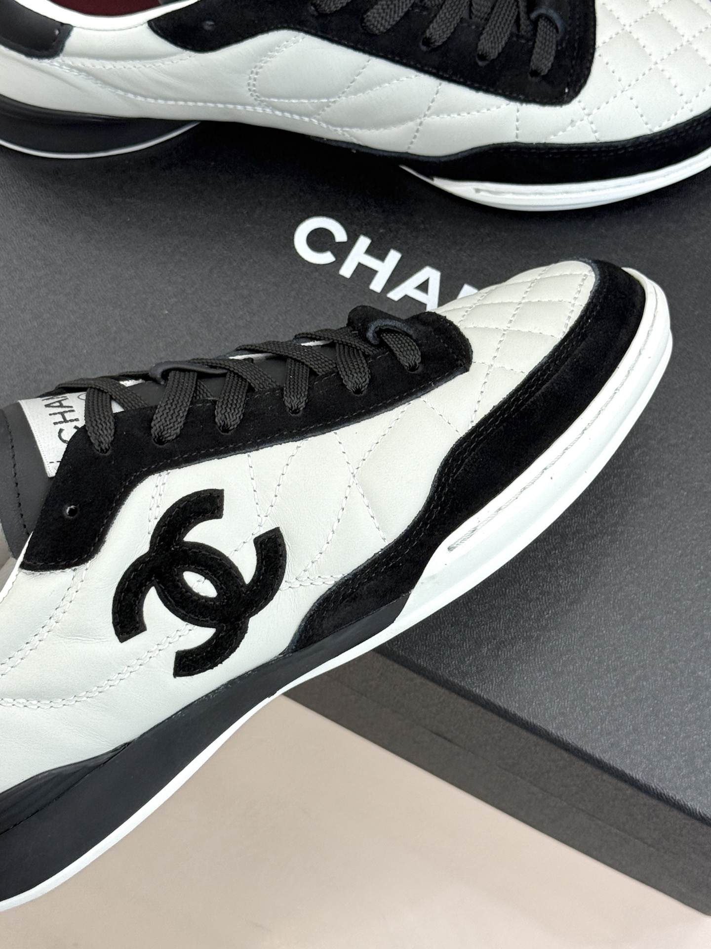 CHANE*｜小香26S双C菱格德训鞋运动鞋将经典菱格与复古德训鞋型完美相融。甄选细腻皮革与麂皮拼接 质