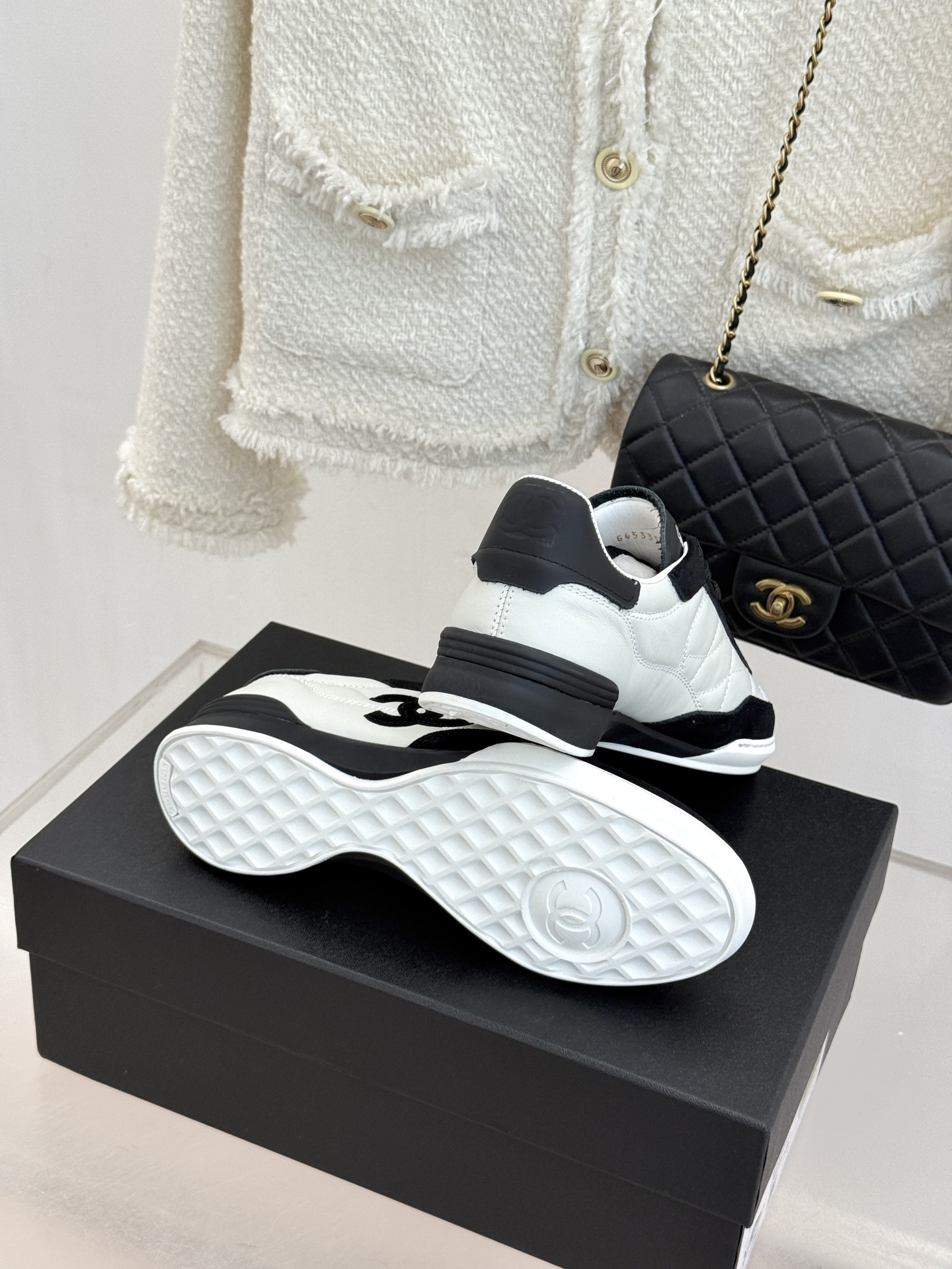 CHANE*｜小香26S双C菱格德训鞋运动鞋将经典菱格与复古德训鞋型完美相融。甄选细腻皮革与麂皮拼接 质