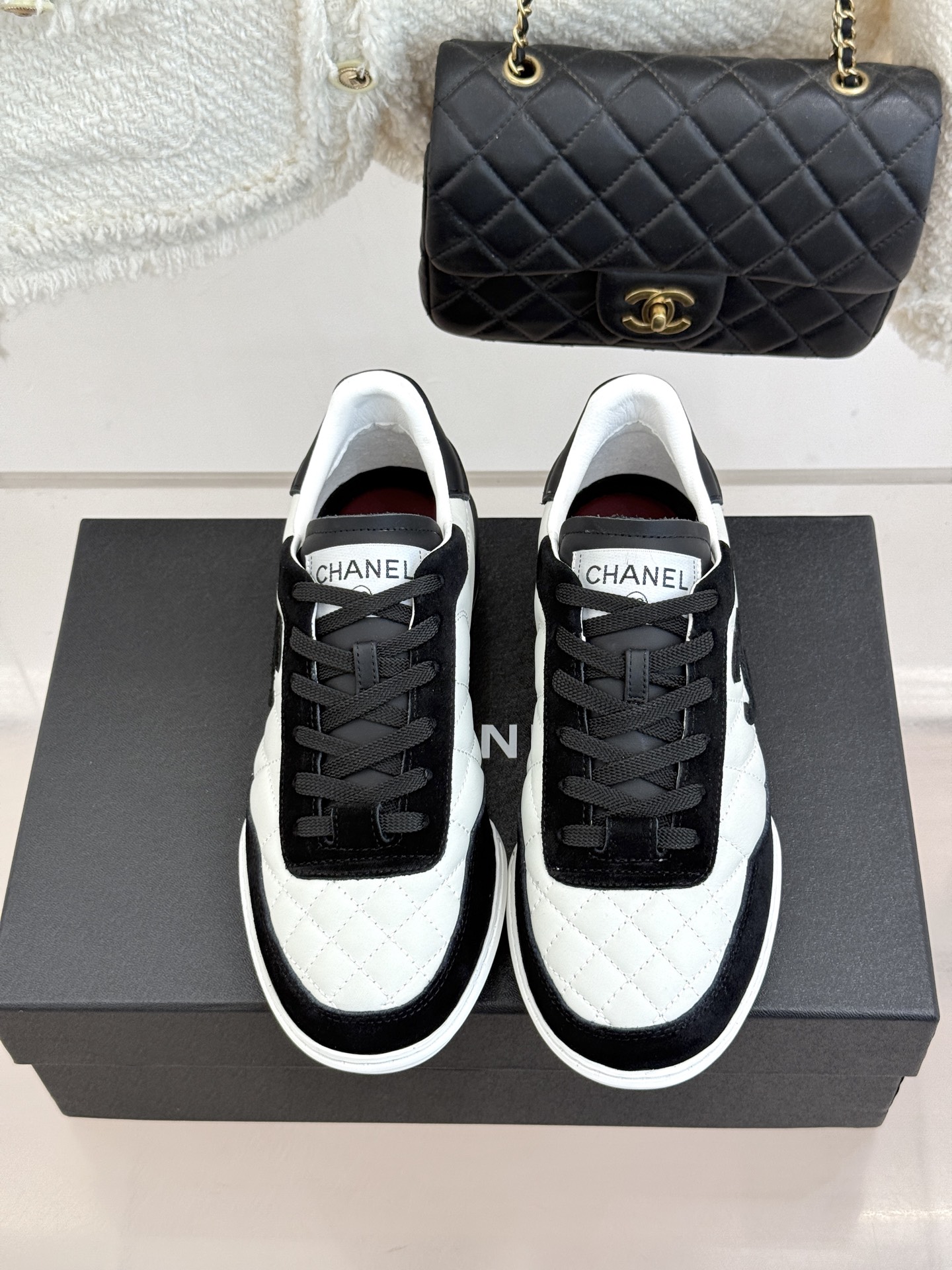 CHANE*｜小香26S双C菱格德训鞋运动鞋将经典菱格与复古德训鞋型完美相融。甄选细腻皮革与麂皮拼接 质