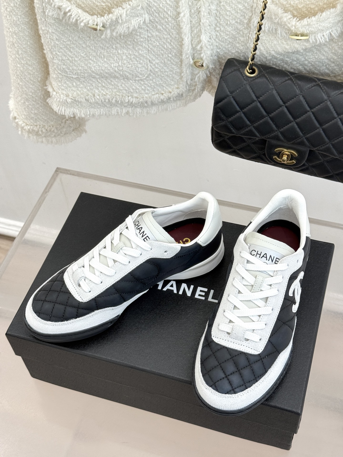 CHANE*｜小香26S双C菱格德训鞋运动鞋将经典菱格与复古德训鞋型完美相融。甄选细腻皮革与麂皮拼接 质