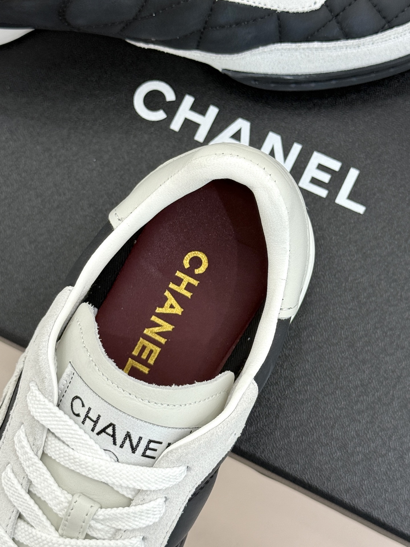 CHANE*｜小香26S双C菱格德训鞋运动鞋将经典菱格与复古德训鞋型完美相融。甄选细腻皮革与麂皮拼接 质