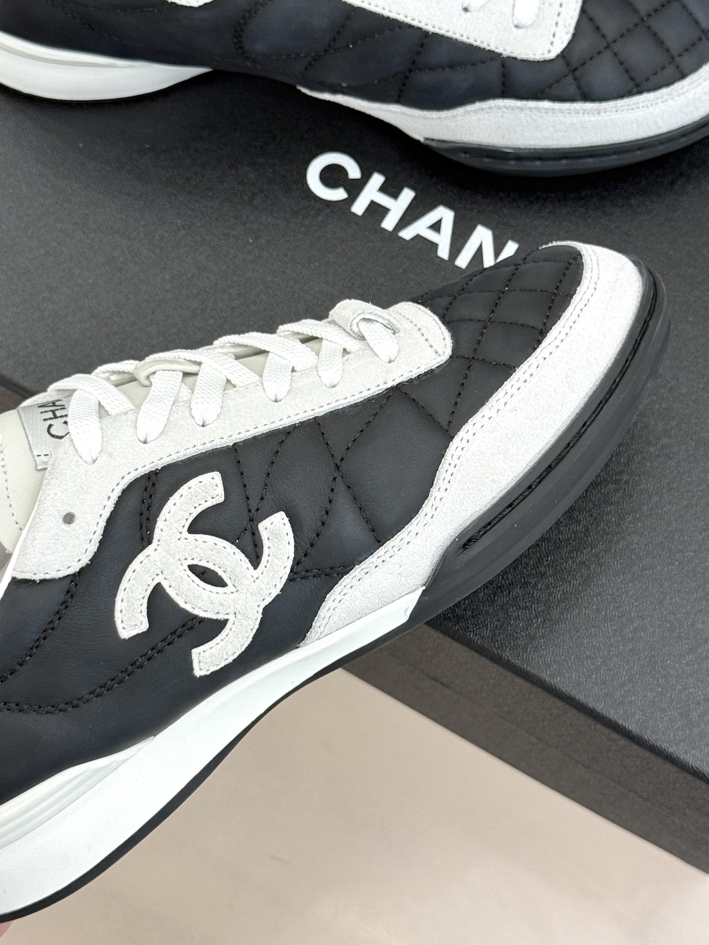 CHANE*｜小香26S双C菱格德训鞋运动鞋将经典菱格与复古德训鞋型完美相融。甄选细腻皮革与麂皮拼接 质