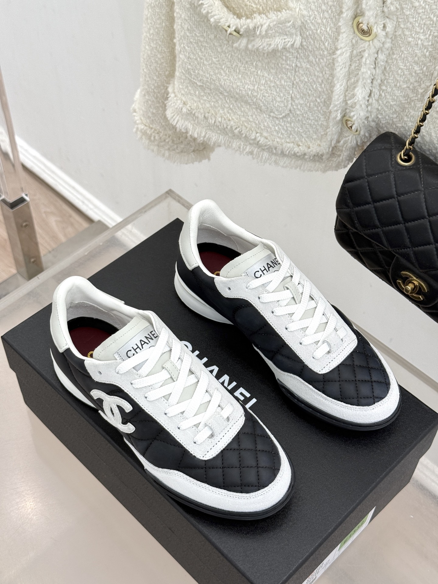 CHANE*｜小香26S双C菱格德训鞋运动鞋将经典菱格与复古德训鞋型完美相融。甄选细腻皮革与麂皮拼接 质