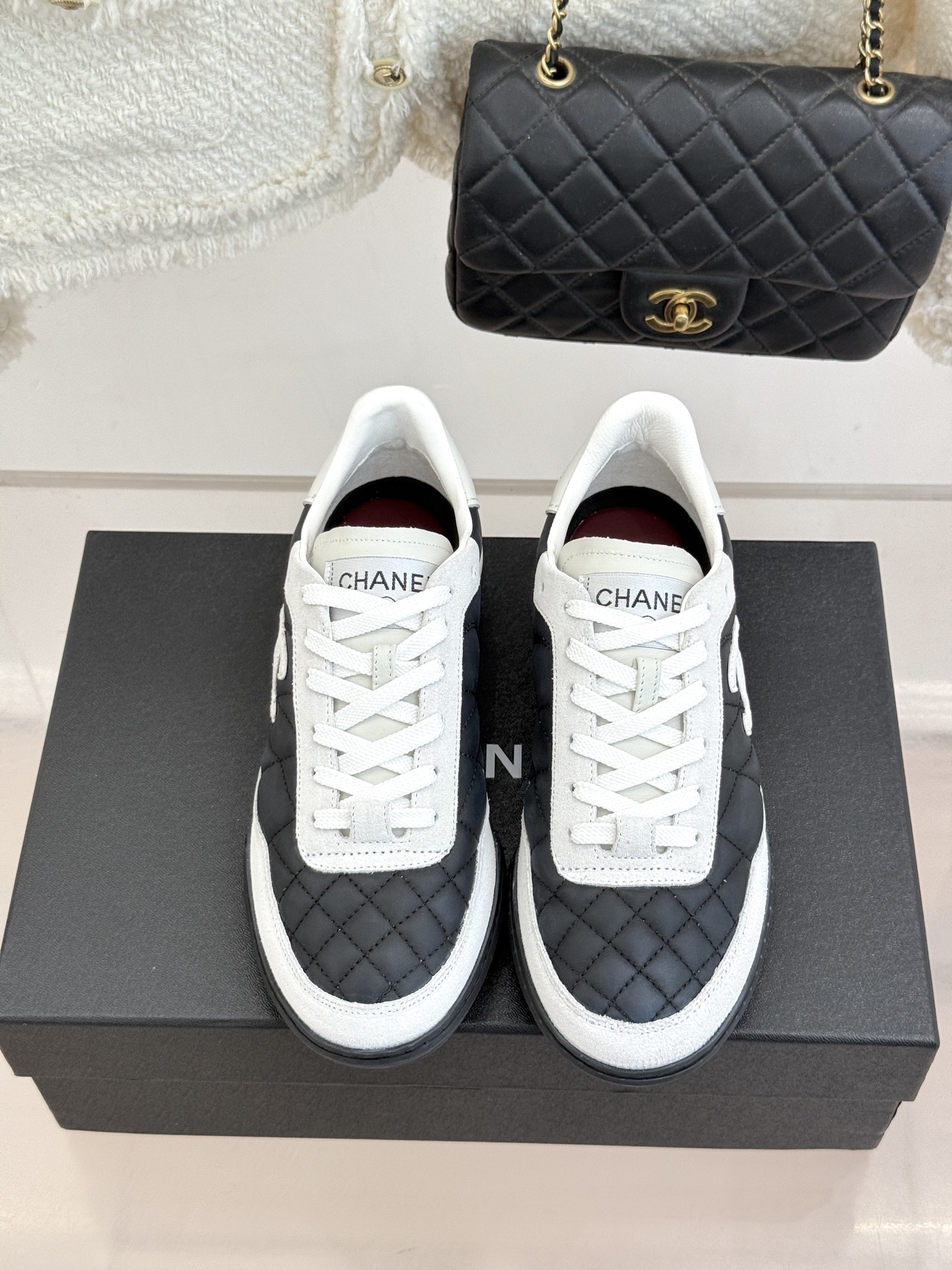 CHANE*｜小香26S双C菱格德训鞋运动鞋将经典菱格与复古德训鞋型完美相融。甄选细腻皮革与麂皮拼接 质