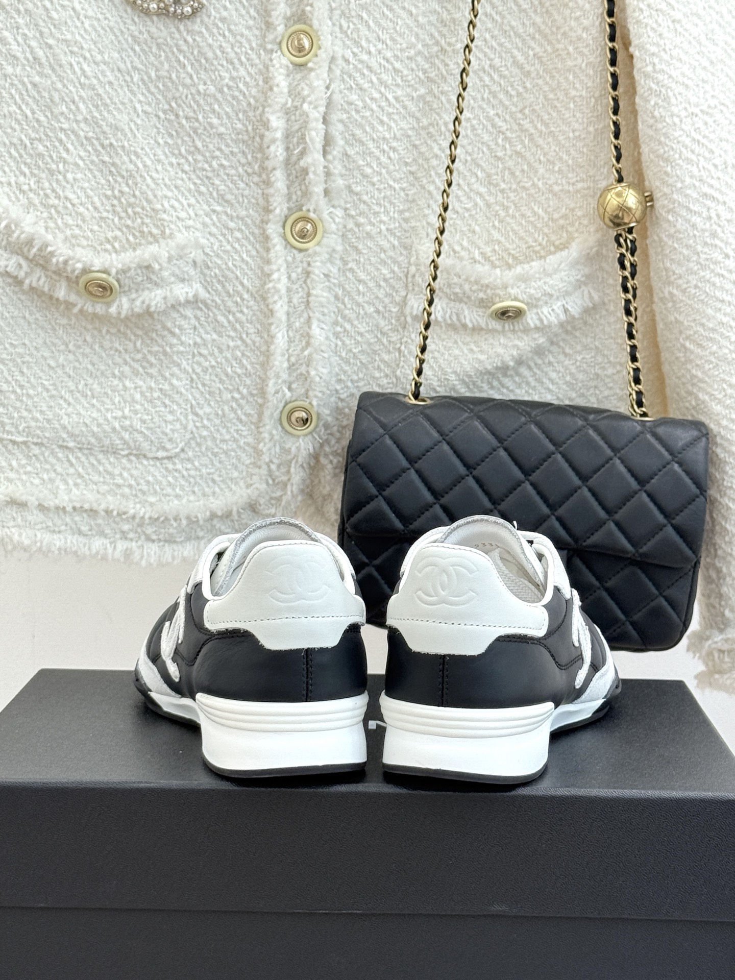 CHANE*｜小香26S双C菱格德训鞋运动鞋将经典菱格与复古德训鞋型完美相融。甄选细腻皮革与麂皮拼接 质