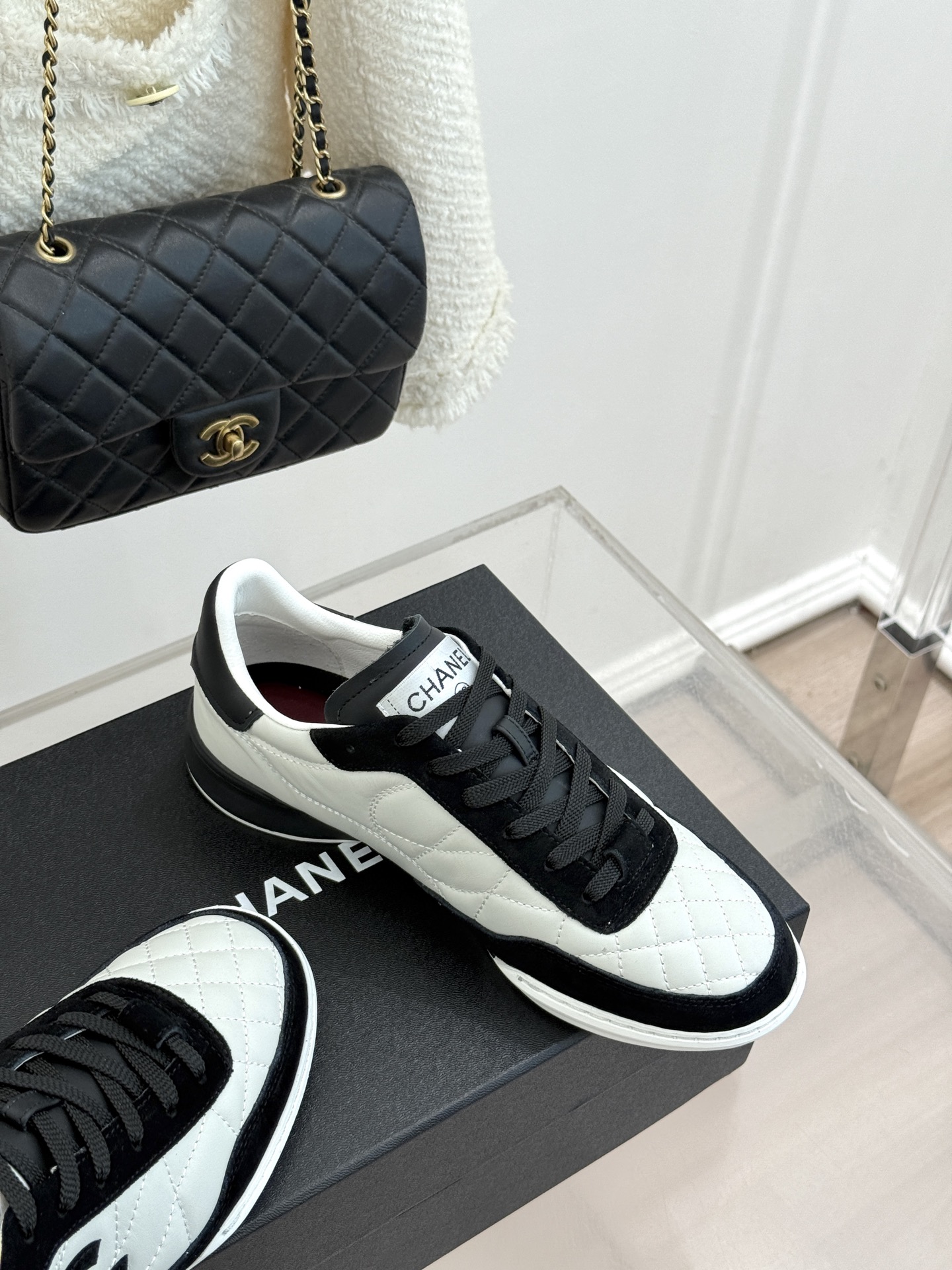 CHANE*｜小香26S双C菱格德训鞋运动鞋将经典菱格与复古德训鞋型完美相融。甄选细腻皮革与麂皮拼接 质