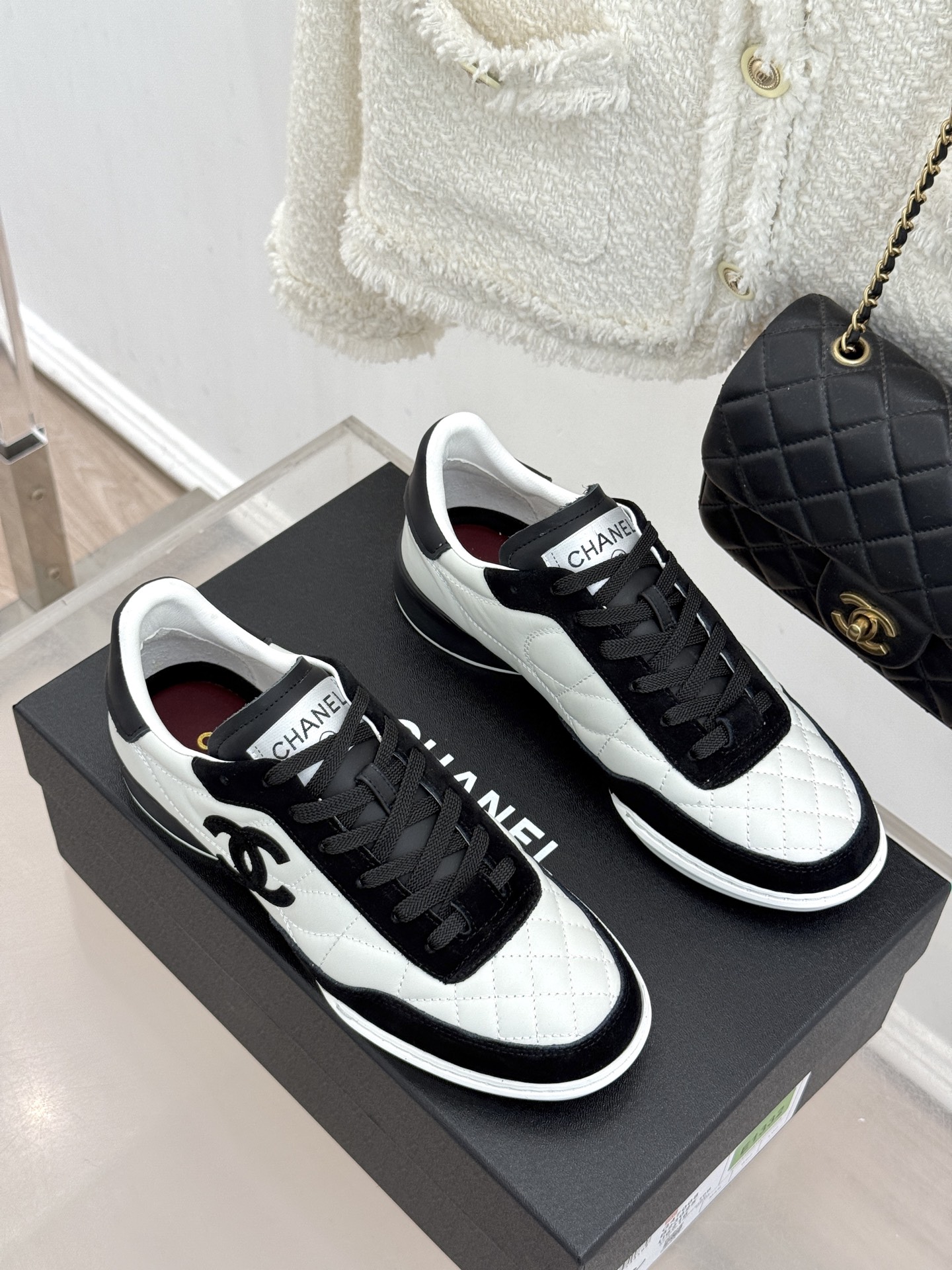 CHANE*｜小香26S双C菱格德训鞋运动鞋将经典菱格与复古德训鞋型完美相融。甄选细腻皮革与麂皮拼接 质