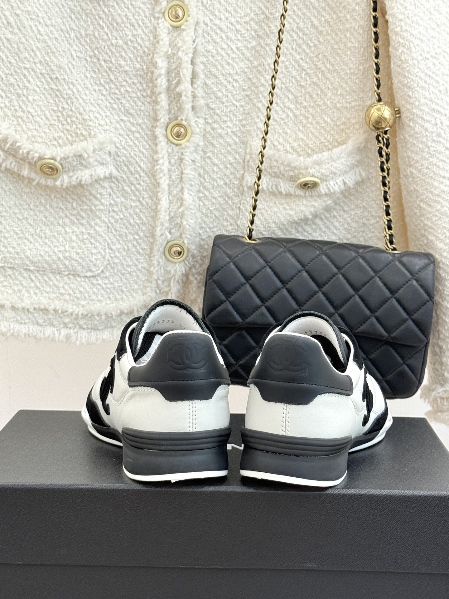 CHANE*｜小香26S双C菱格德训鞋运动鞋将经典菱格与复古德训鞋型完美相融。甄选细腻皮革与麂皮拼接 质