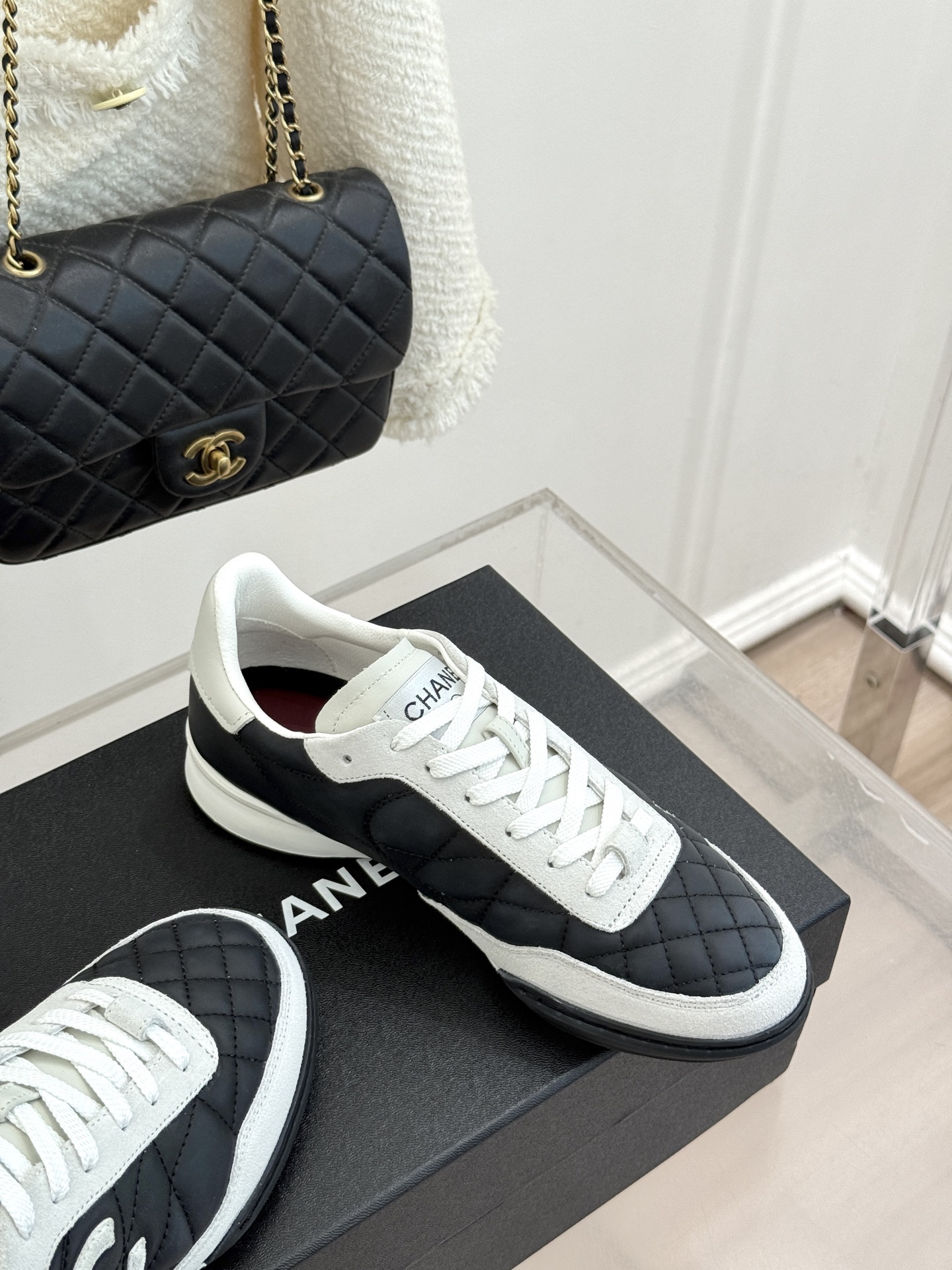 CHANE*｜小香26S双C菱格德训鞋运动鞋将经典菱格与复古德训鞋型完美相融。甄选细腻皮革与麂皮拼接 质