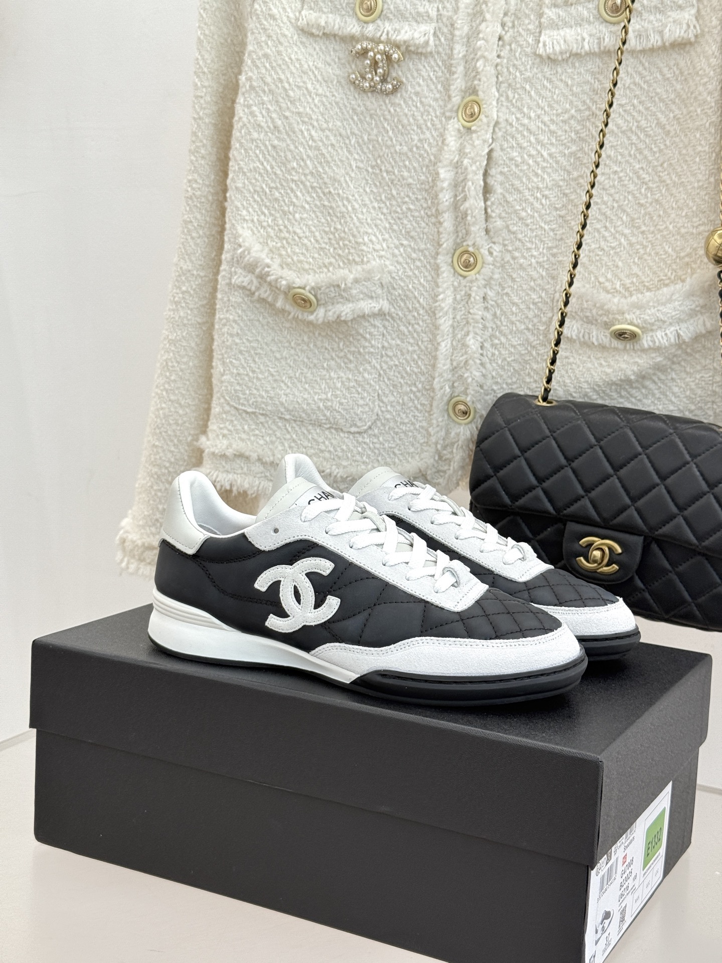 NO:751165,CHANE*｜Xiaoxiang 26S double C diamond pattern sneakers are a perfect blend of classic diamond patterns and retro moral training shoes. Fine leather and suede stitching are selected for high-end texture. Iconic diamond quilting runs through the upper. The matte double C logo on the side low-key highlights the identity. The retro toe box modifies the foot shape to make the foot slimmer and slender. The lightweight and flexible sole is both comfortable and resilient. The simple color matching is suitable for suits and skirts.  Denim and other full-style styles are relaxed and elegant without being artificial. Inheriting Xiaoxiang's craftsmanship, elegance is integrated into casual daily life. It is a durable and versatile timeless and exquisite choice for the shoe cabinet. It is easy to create effortless high-end wear. The upper is made of original customized leather, the inner foot pads are all sheepskin, and the original molded custom TPU outsole Size35-39 (customized for 40)  No. 96420260312, casual shoes/sports shoes, chanel, sneakers, skirts, business suit, sheepskin, chamois leather19860909CHANE*｜小香26S双C菱格德训鞋运动鞋 将经典菱格与复古德训鞋型完美相融. 甄选细腻皮革与麂皮拼接 质感高级 标志性菱格绗缝贯穿鞋面 侧边哑光双C标识低调彰显身份. 复古鞋头修饰脚型显瘦显修长 轻质柔韧鞋底兼顾舒适与回弹 简约配色适配西装、半裙 牛仔等全风格造型 松弛优雅不刻意. 承袭小香匠心工艺 把奢雅融入休闲日常 是鞋柜里耐看百搭 永不过时的精致选择 轻松打造不费力的高阶穿搭. 鞋面采用原版定制皮料 内里垫脚均为羊皮 原版开模定制TPU大底 Size35-39（40定制） 编号96420260312,休闲鞋/运动鞋,chanel,sneakers,skirts,business suit,sheepskin,chamois leather,Women's Shoes