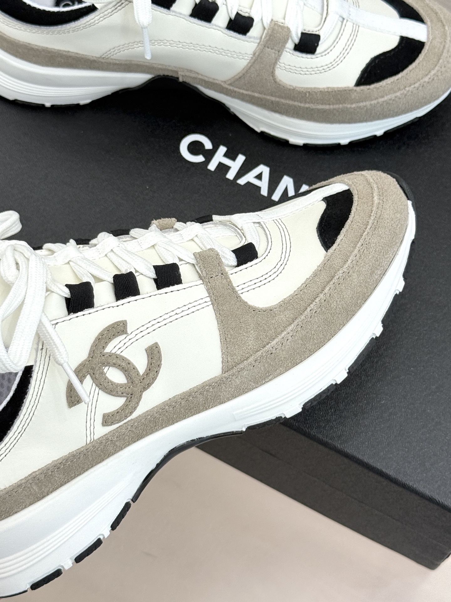 CHANE* ｜小香26S新品双C运动鞋时尚圈又双叒被香奈儿拿捏住了！就成了各路时髦精的心头好标志性的双