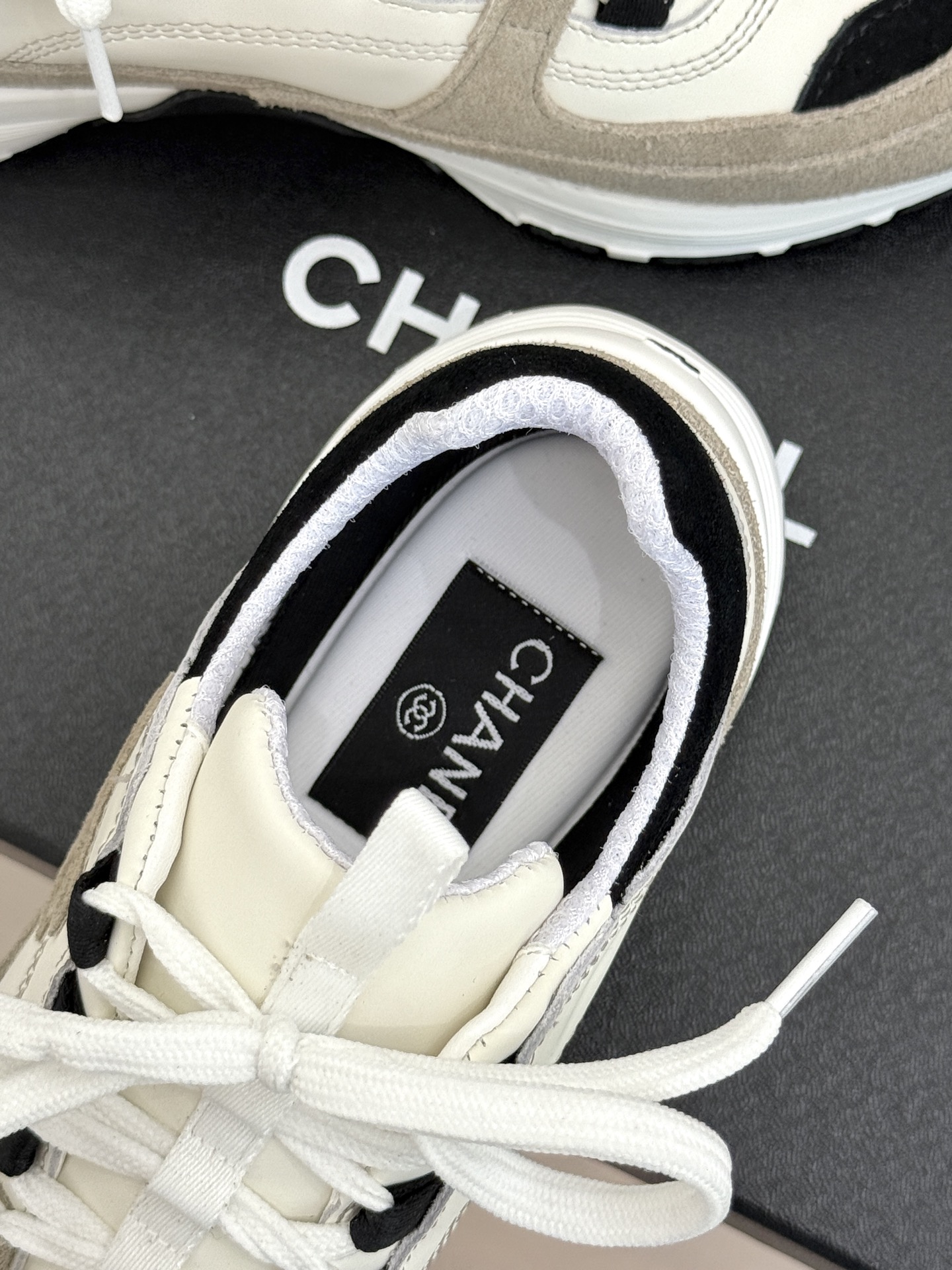 CHANE* ｜小香26S新品双C运动鞋时尚圈又双叒被香奈儿拿捏住了！就成了各路时髦精的心头好标志性的双