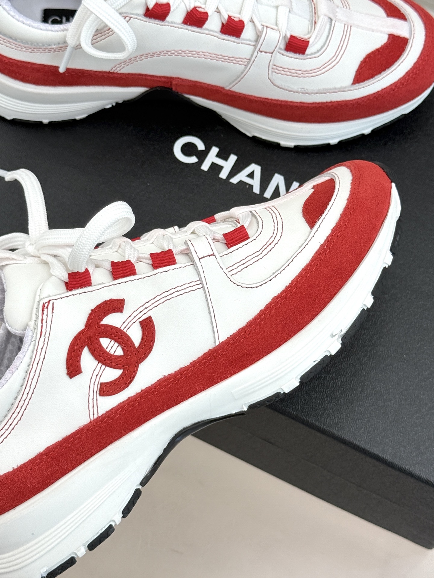 CHANE* ｜小香26S新品双C运动鞋时尚圈又双叒被香奈儿拿捏住了！就成了各路时髦精的心头好标志性的双